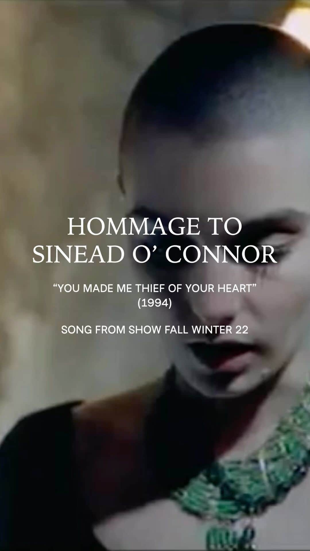 ポール&ジョーのインスタグラム：「The iconic Irish singer and activist, who rose to fame with her hit « Nothing Compares 2 U », has died aged 56.  Our thoughts are with her loved ones at this time.  Sinéad O’Connor’s songs were a true source of inspiration for Paul & Joe’s Fall Winter 22 collection in London. We’ll never forget her!」