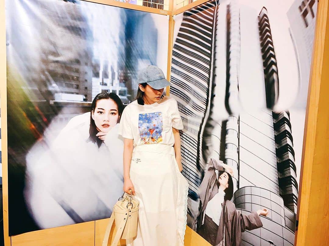 のん（能年玲奈）のインスタグラム：「銀座蔦屋書店さんに行って来たよ📕 のんのアートブック写真展を開催してくれています！ 母に送ろうと思って1冊ゲットした。  せっかくだからアニエス・ベーとのコラボTシャツ着て行ったの。すごく可愛い。 写真展は31日まで開催中です。  PURSUEツアーグッズのデニムキャップ、いかしてる🧢  #銀座蔦屋書店 #LulaBOOKS #lulaNON」