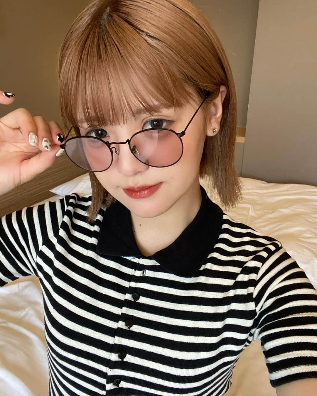砂糖桃のインスタグラム：「最近暑すぎる~☀️ みんな熱中症には気をつけてね❕  この間脱毛に行ってきたよ~🫧 あっという間に終わったし痛みもなくて安心❕ 清潔感のある院内だったよ！✨  処理しづらい背中・うなじ・おしりなどはシェービング無料❕  全身+VIO医療脱毛 5回コースが  分割だと月々1,600円 一括払いだと98,000円(税込)  最短1ヶ月のペースで通えるよ🙆‍♀️  #エミナル #エミナルクリニック #脱毛 #医療脱毛 #脱毛クリニック #美肌ケア #モチベーション #垢抜け @eminalclinic」