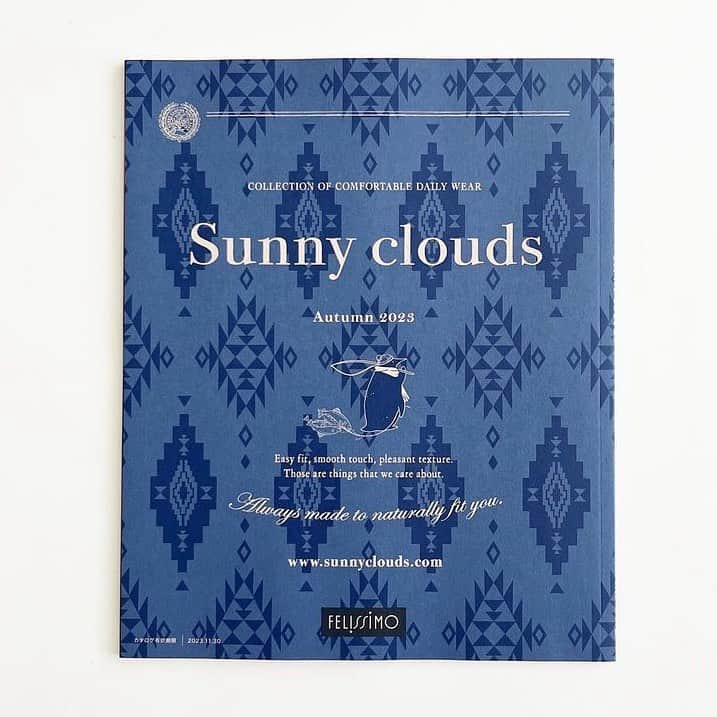 bon ponさんのインスタグラム写真 - (bon ponInstagram)「フェリシモの「Sunny Clouds」(サニークラウズ )さんとのコラボ、2023 Autumnのお洋服が販売開始となりました❣️ @sunnyclouds.official 今回は私たちのトレードマークでもあるメガネをプリントしたシャツとワンピースを作りました👓 夫婦やカップルでリンクコーデを楽しんでいただけたら嬉しいです😍😍 ＊ 「メガネと過ごす日々。」 最近チェックが続いていたので、この秋は総柄プリントにしようということで企画を始めました。柄を考えていくなかで、刺しゅうやネームにも使っているメガネをモチーフにしてはどうだろうということになり、今回のシャツ&ワンピースができあがりました。 ネイビーにメガネ柄を抜染プリントしています。少し手描き感が出るようにメガネの形にほんのりいびつさを残しました。bonのシャツにはポケットに、ponのワンピースには左カフスに赤い刺しゅうのメガネを入れてアクセントにしています。 ＊ ＊ ● ponさんのメガネワンピース〈レディース〉 MP.M.L.LL.3L.MT.LT ¥8,900(税込¥9,790) ● bonさんのメガネシャツ〈メンズ〉 S.M.L.LB.TY ¥6,400(税込¥7,040) ＊ ＊ コラボのお洋服は『Sunny Clouds Autumn 2023』のカタログから注文できます。 「Sunny Clouds」のWEBサイトからも購入できます。 www.sunnyclouds.com  ◎ハイライトに現在販売中のSunny Clouds × bonponコラボを載せています  ・ ・ #サニークラウズ #サニクラ #sunnyclouds #フェリシモ #夫婦 #60代 #ファッション #コーディネート #リンクコーデ #夫婦コーデ #グレイヘア #白髪 #共白髪 #couple #over60 #fashion #coordinate #instagramjapan #greyhair #grayhair #bonpon #bonpon511」7月27日 19時49分 - bonpon511