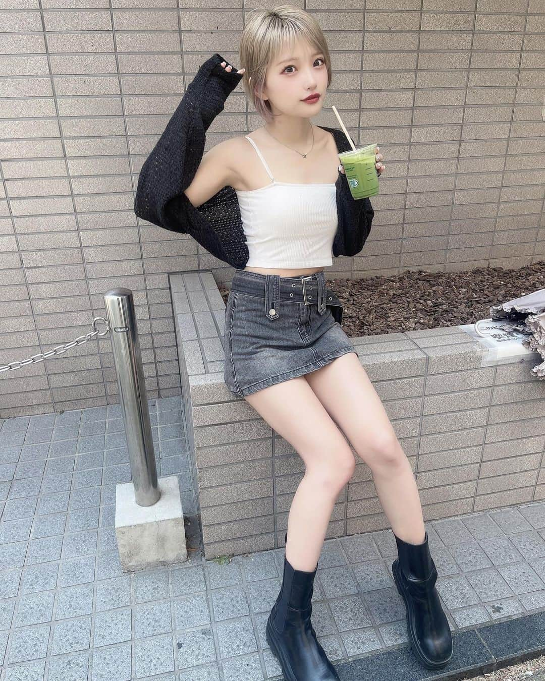 東條ゆりあのインスタグラム：「暑いけどどっか連れ出して😉♡  日焼けするのはいやけど夏やけん肌見せしたくなるー！！！ @ksg_seoul さんのデニム、 スカートに見せかけて中がパンツになってるところが良い、かわいい」