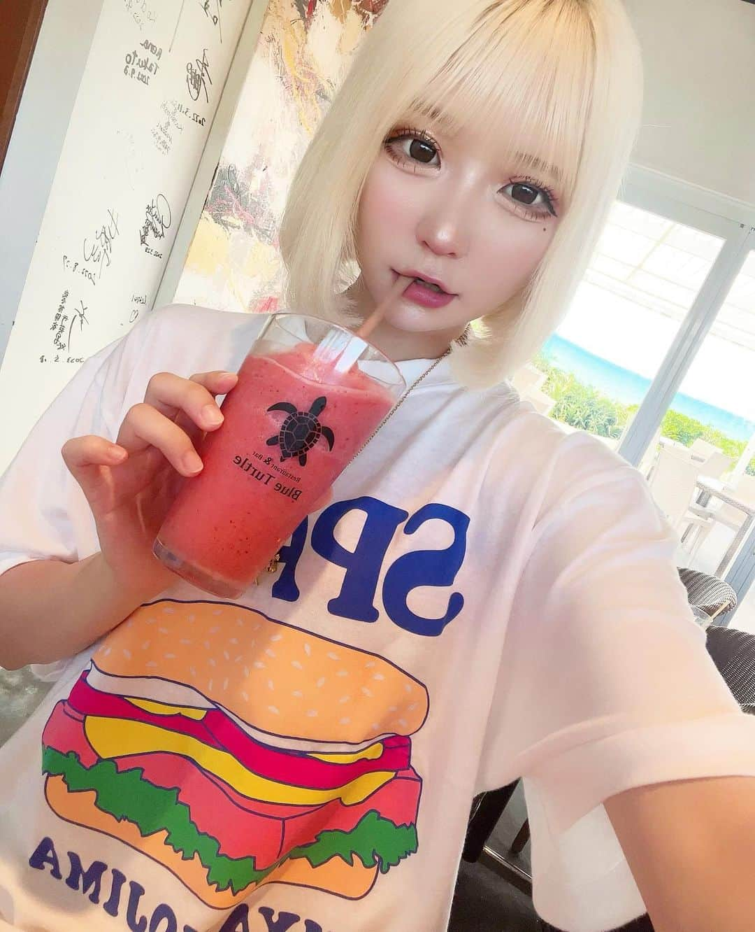 いーたろのインスタグラム：「宮古島1日目はスパムTシャツ❤️ 旅行行ったら必ず旅行先のTシャツ買うって決めてる✌️  飛行機降りる時窓から見えた海が綺麗すぎて感動したし人生で初めてあんなに綺麗な海を見た🥹  このスムージーはベリーベリーなんとかかんとか名前忘れたけど美味しかった🥰  #いーたろ#いーたろ様#私の沼にハマりなさい#沖縄#沖縄旅行#スパム」