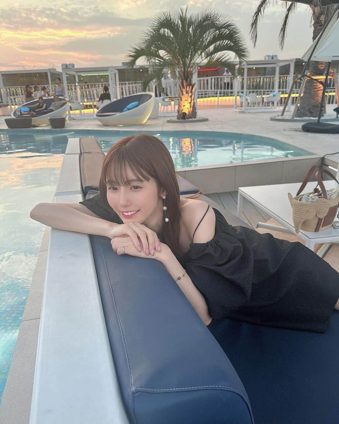 蒼川愛さんのインスタグラム写真 - (蒼川愛Instagram)「好きな写真と動画🤍 この日のコーデがとっても好き！ 黒のオフショルワンピは @amail_official  ピアスは安定の @necco_jewelry です🤍 どんなシーンにも合うピアスだから最近ほんとーによくつけてる😂😂‪‪❤︎‬ . キラナガーデン豊洲のプールサイド、雰囲気とっても良かった🌟🌟 今度お昼に行くのも楽しみだ^. .^  . . . . . #キラナガーデン豊洲 #bbq #ブラックコーデ #オフショル #骨格ウェーブ #骨格ウェーブコーデ」7月27日 20時40分 - tougarashi_suki