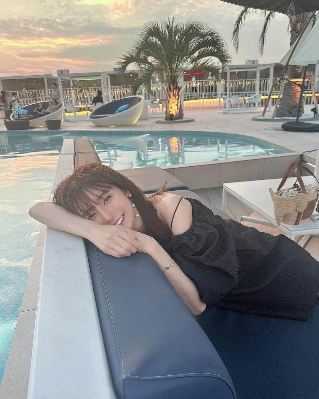 蒼川愛さんのインスタグラム写真 - (蒼川愛Instagram)「好きな写真と動画🤍 この日のコーデがとっても好き！ 黒のオフショルワンピは @amail_official  ピアスは安定の @necco_jewelry です🤍 どんなシーンにも合うピアスだから最近ほんとーによくつけてる😂😂‪‪❤︎‬ . キラナガーデン豊洲のプールサイド、雰囲気とっても良かった🌟🌟 今度お昼に行くのも楽しみだ^. .^  . . . . . #キラナガーデン豊洲 #bbq #ブラックコーデ #オフショル #骨格ウェーブ #骨格ウェーブコーデ」7月27日 20時40分 - tougarashi_suki