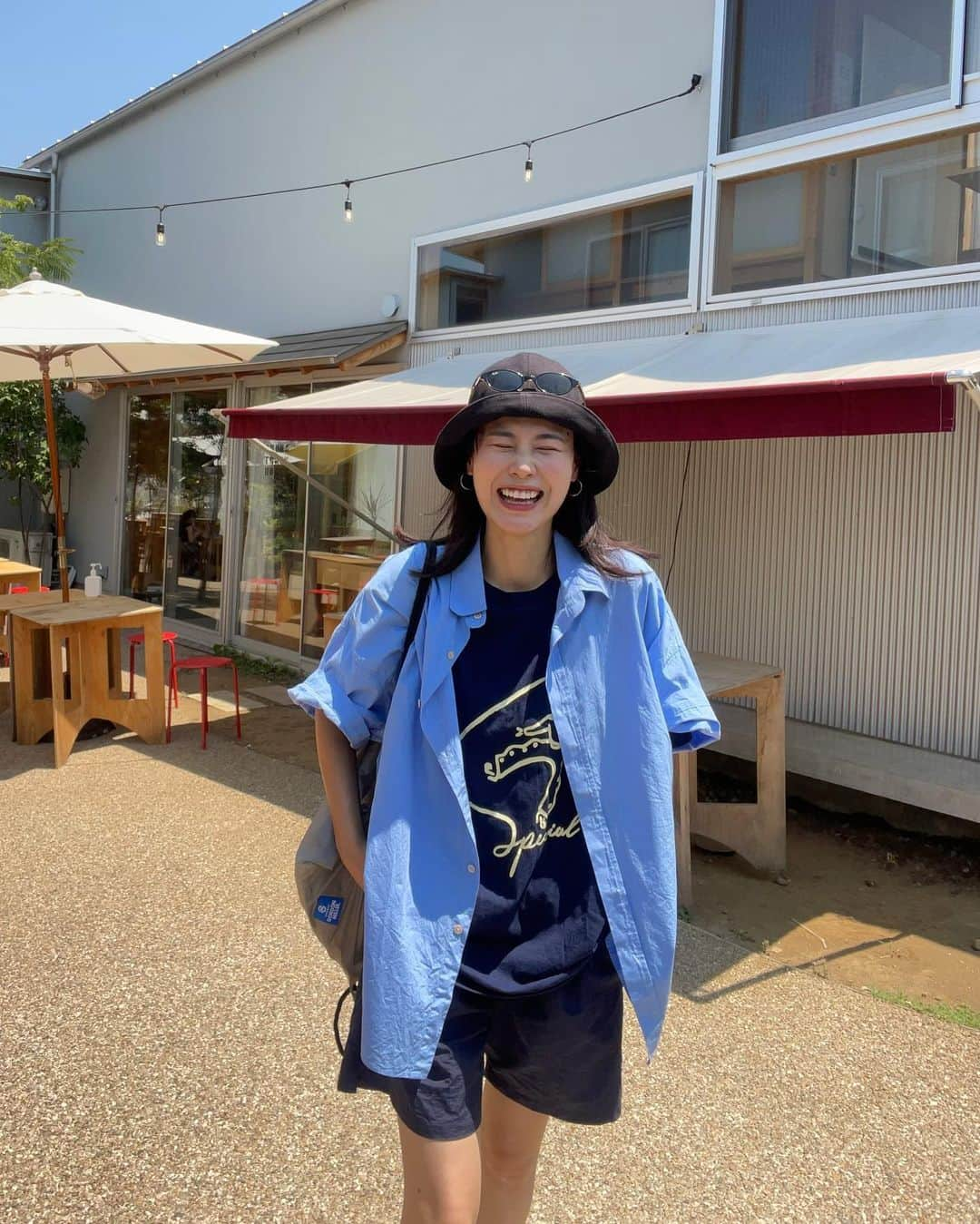 田中シェンのインスタグラム：「いや、暑いて！💦  Hat @helen_kaminski  Shirts @hififnk_official  Bag @gordonmiller_official  Tshirts @specialguestkk  Pants @bott2019  Shoes @sneakersnstuff.tokyo    @adidastokyo  本日は世田谷代田駅の降り立ちました！ 屋根ないところのアスファルトの 容赦ない攻撃ったら！ 田中は日陰を忍者のように 歩く術を身につけた🥷  #世田谷代田駅 @oscaramericanchinese  ジャンクな食べ物を食べて元気を出したい ということで、アメリカ🇺🇸のモールにある フードコートみたいな雰囲気のこちらへ💁🏻‍♀️ まさかのVEGANで健康食品でした🍴 味は懐かしい気持ちと小旅行な気持ちになれて とてもおすすめです！1年ぶりにコーラも飲んで とってもハッピー☺️  @horahora.do  おしゃべり日記でも「どうどう」と呼んでしまって ましたが、まさかの「ほらほら」なのですね🙏🏻 気になってたドーナツ🍩屋さんへ！ パイナップルのドーナツをいただきました🍍 甘いです！とても甘いけど、夏バテした田中には 丁度良い糖分でした⭕️🙆🏻‍♀️ 甘いの苦手な人はベーシックなのがいいかも。  #setagayadaita was a location for  Famous Japanese drama #silentドラマ 📺 If u walk 5min from the station u will find this  Gathering place call @bonustrack_skz . There is coffe, books, vintage clothes , and  Donut 🍩 I personally very into donuts so  If u come near, I want you to try @horahora.do ☺️💯  #世田谷代田グルメ #世田谷代田カフェ  #世田谷代田ランチ #世田谷代田  #新代田グルメ #新代田カフェ #ボーナストラック下北沢  #下北沢カフェ巡り #下北沢ランチ下北沢グルメ  #東京散歩シリーズ #東京さんぽ #adidassneakersoriginal  #adidasコーデ #raybansunglassesvintage  #ブルーシャツコーデ #シティガール #일본여행🇯🇵 #東京観光🗼 #tokyotourguide  #shimokitazawacafe   #여행일기✈️ #푸드스타그램🍴  #카페스타그램☕🍨🍰 #每日穿搭分享  #日系穿搭 #日本旅行✈️ #美味しいもの巡りの旅」