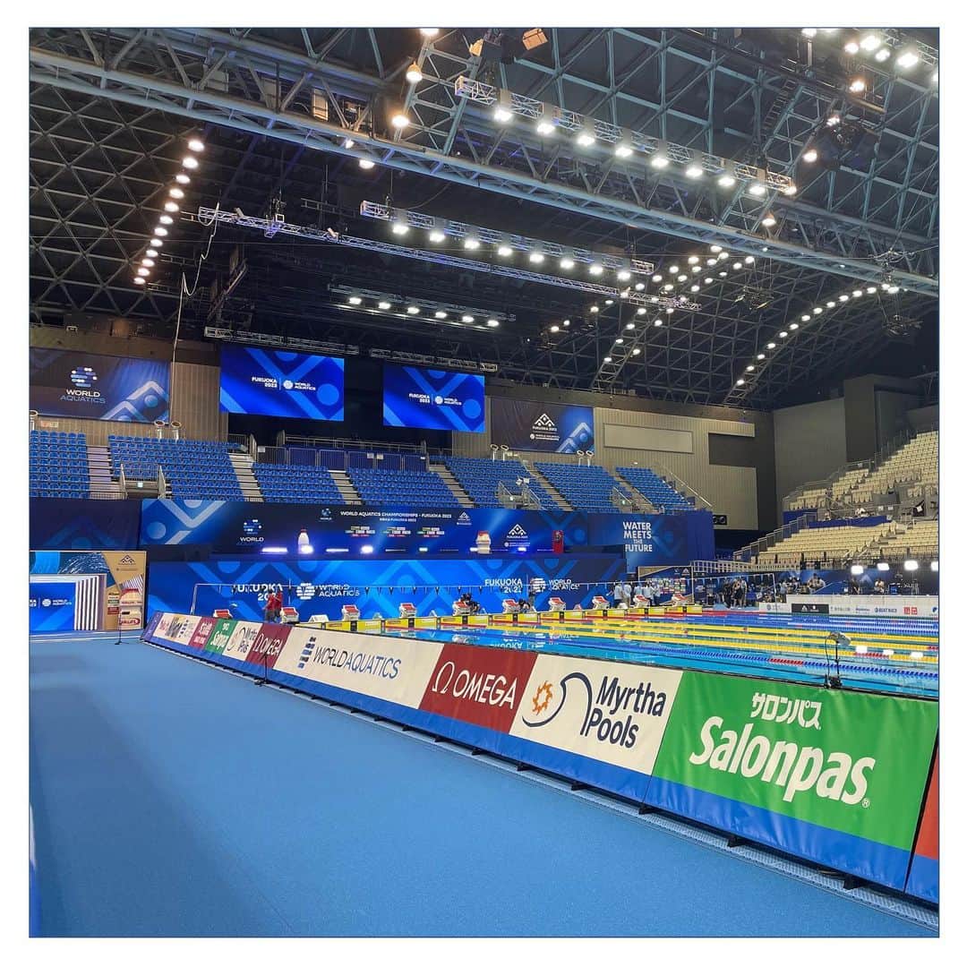 宇山賢さんのインスタグラム写真 - (宇山賢Instagram)「世界水泳に行ってきました。 日本での開催は2001年@福岡以来 22年振りの開催となります。  スポーツイベントマネジメントの観点から 色々と勉強させて頂きました。 競技の価値維持/向上 円滑かつ安全な競技進行 観客に楽しんでもらうアイデア/仕組み などなど、様々な要素に対して たくさんの運営、ボランティアの方々がそこには携わっています。 自治体とも連携した取り組みや スポンサーのアクティベーションでも 「なるほど」と驚かせられるアイデアも。  世界選手権規模の大会では不可欠なもの、水泳競技では不可欠なものと 本当にたくさんの学びを得られました。  絶賛開催中のフェンシング競技 世界選手権(イタリア)も行きたかったです、、、  様々な知見を学び、客観的な視野を忘れずにスポーツ全体に貢献できる人材になりたいなと改めて思います。 裏側についてはnoteに別途まとめます。  大変お忙しい中ご対応頂きました 日本水泳連盟の皆様 本当にありがとうございました！ 引き続きオンラインで応援します！ 日本代表選手の皆さん引き続き頑張ってください🇯🇵🔥  #世界水泳 #福岡 #水泳 #世界水泳選手権2023福岡大会 2023  #スポーツ #スポーツイベント #視察 #スポーツイベントマネジメント #スポンサーアクティベーション #プロモーション #ホスピタリティ #esrelier」7月27日 19時53分 - satofen.1210