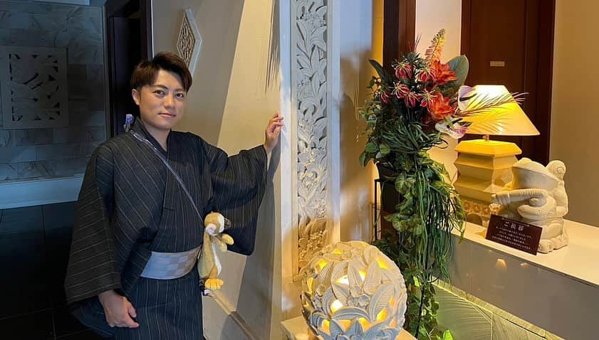 はやぶさのインスタグラム：「先日のパセラ関内さんで撮った浴衣での写真です。一緒に写ってるお人形はダニエル君と名付けました‼︎ まだまだ今年の夏のうちに浴衣もたくさん着ようと思っています。  【EN】  Here is a picture of me in yukata taken at Pasela Kannai on the other day.   The doll in the picture with me is named Daniel-kun. ‼︎  I plan to wear more yukata this summer.  #はやぶさ #ヒカル #ヤマト #大滝ひかる #駿河ヤマト #イベント #一日一枚  #写真  #hayabusa #hikaru #yamato #event  #picstory  #picstagram #photooftheday  #photogram  #hayabusadiary  #はやぶさの日記  #fotohariini  #浴衣」