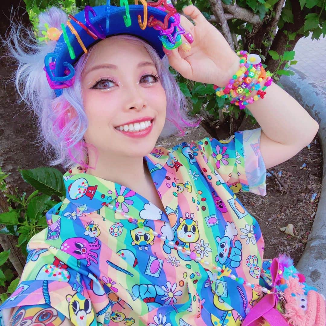 紅林大空のインスタグラム：「😎☀️🌺 ##harajuku #jfashion #harajukufashion #streetstyle #原宿ファッション #カラフルファッション #派手髪 #kawaiistyle  #シュガスプ #シュガースプリンクル #internationaldecoraday」