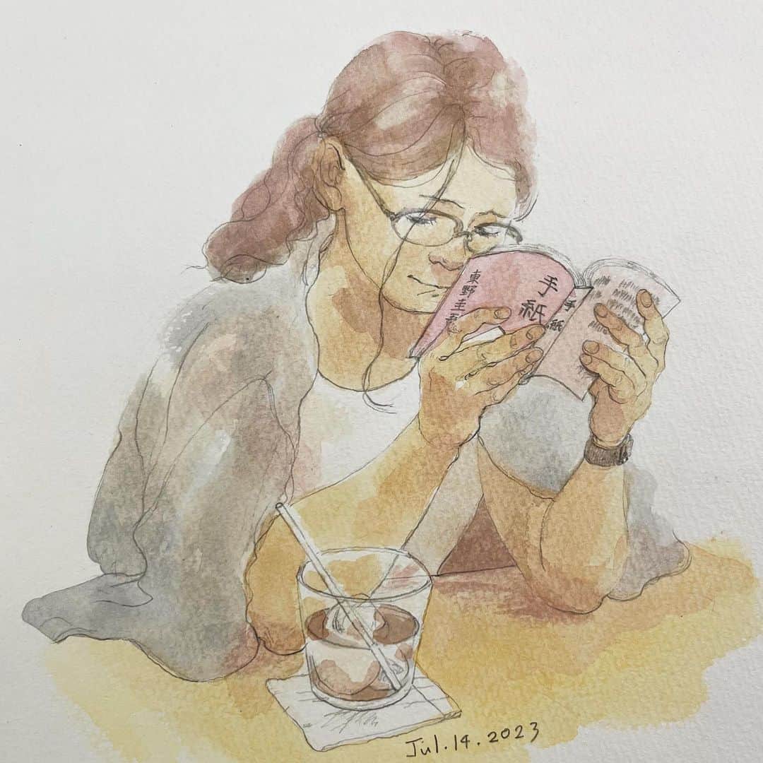 いとうのインスタグラム：「コーヒーが飲める神楽坂の本屋さん。  泣きそうな女性が斜め前に座っていて、「あっ、それ、映画版も良いですよね」と話しかけたかったのですが、心の中だけで終わりました。。  　#イトウハジメ #漫画　#イラスト」