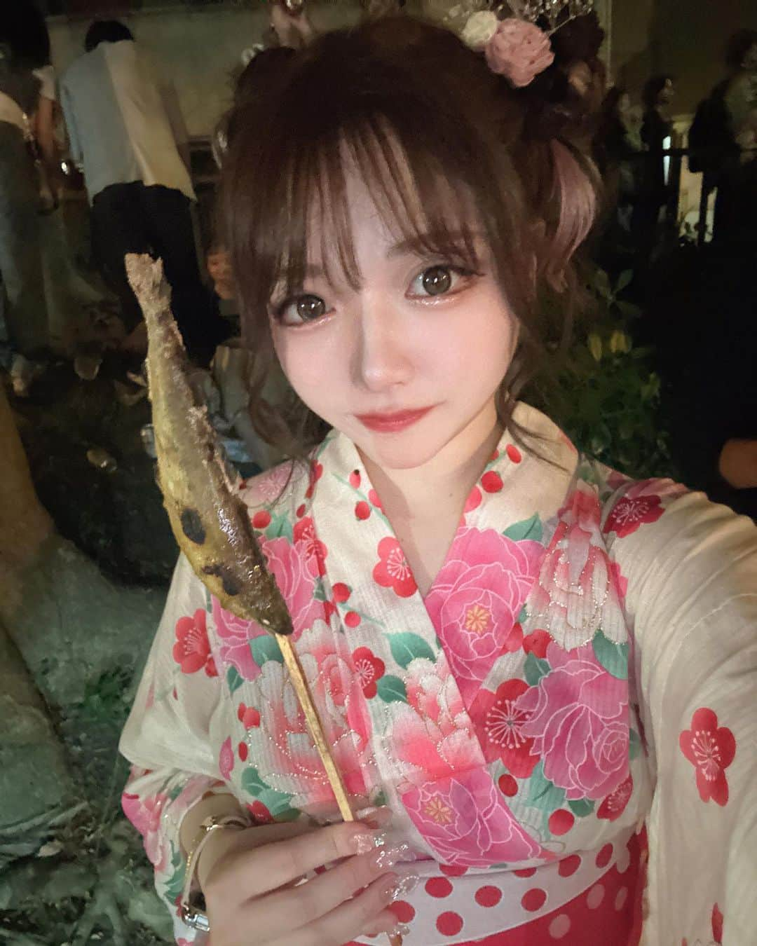 中明佑里花さんのインスタグラム写真 - (中明佑里花Instagram)「はんぶんこする？ᐡ ̳ᴗ ̫ ᴗ ̳ᐡ  食べてる物が可愛くないが いっぱい食べて飲んで花火も見れて満足だった、 お祭りだいすき₍ᐢ> ̫<ᐢ₎☆*.+  #浴衣#浴衣ヘア#浴衣ヘアアレンジ#ヘアアレンジ#浴衣女子#ピンクインナー#ピンクカラー#天神祭#大阪」7月27日 20時03分 - yurika__0306