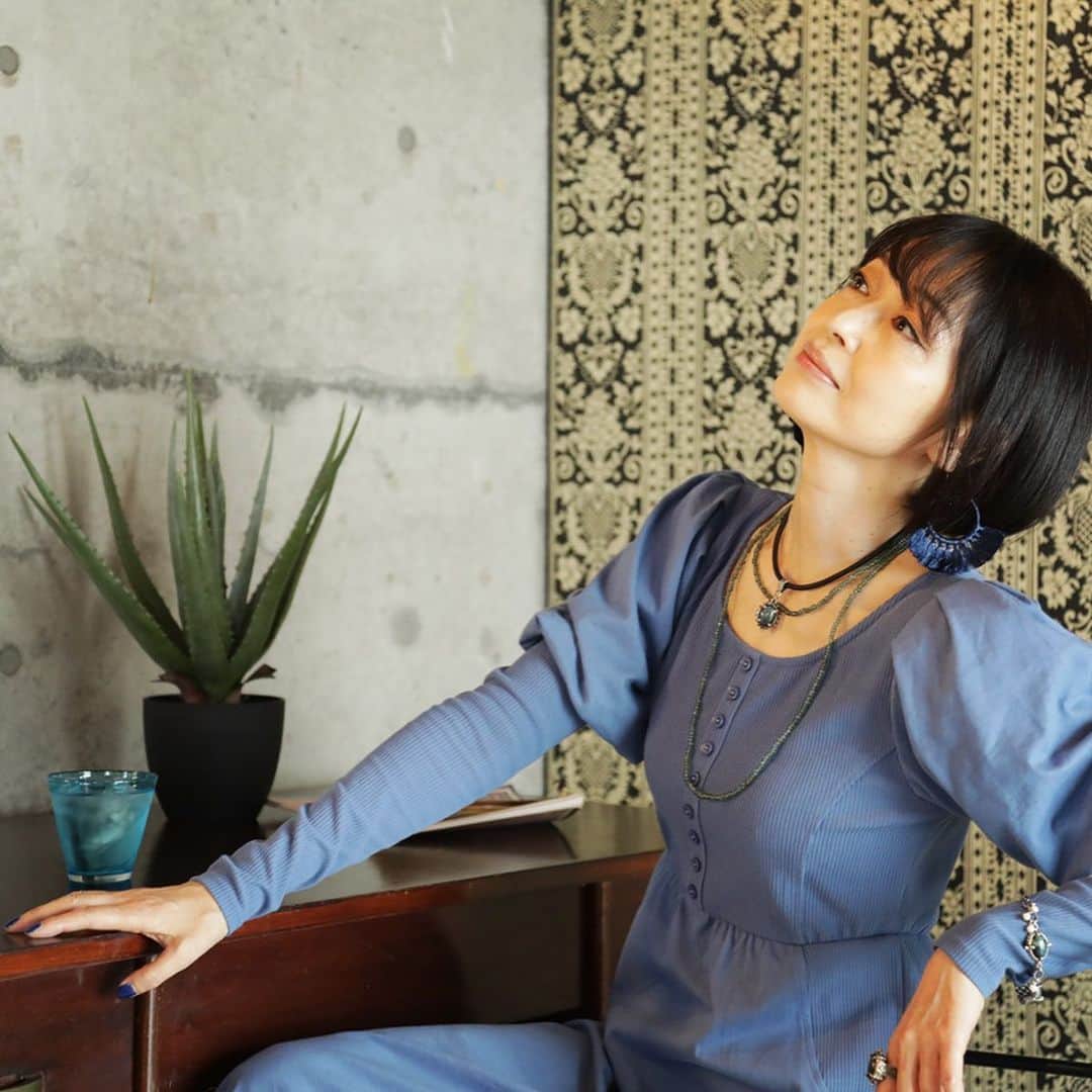 畑亜貴のインスタグラム：「🌺😊🌺 Photograph: Akihiko Kyuki @9k_japan Hair and make up: Yoshinori Ito @barber_ito  #akhtravelogue #akhtshooting」