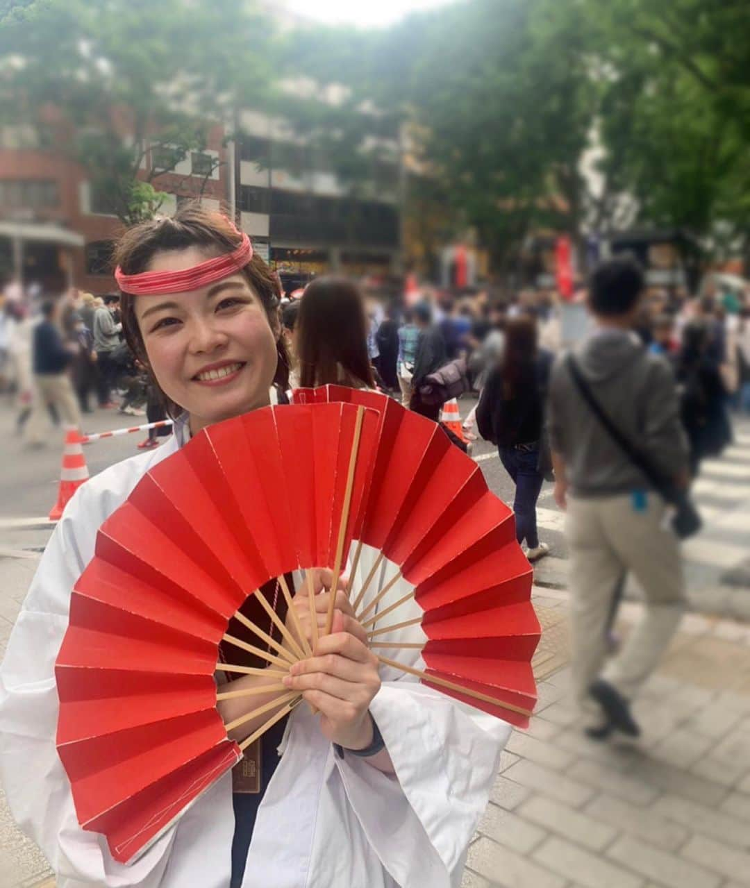 岩間瞳のインスタグラム：「＼すずめ踊りまた踊ります／  今週の土日は「夏まつり仙台すずめ踊り」です✨  写真はことしの青葉まつりのもの📷 2021年の春から始めたすずめ踊り。 去年は初めての青葉まつりと夏まつりで緊張の連続でしたが 今年は少しずつ楽しむ余裕もできてきました...☺️ （もちろんめちゃくちゃ緊張はしてます涙）  仕事終わりなどこれまでコツコツ 練習してきた成果が発揮できれば...✨  まつりを楽しみにいらっしゃる方、参加される方、 当日はかなりの暑さが予想されていますので 熱中症だけはくれぐれもお気をつけください...！  #宮城 #仙台観光 #仙台イベント #すずめ踊り #夏まつり仙台すずめ踊り #青葉まつり #アナウンサー #キャスター」