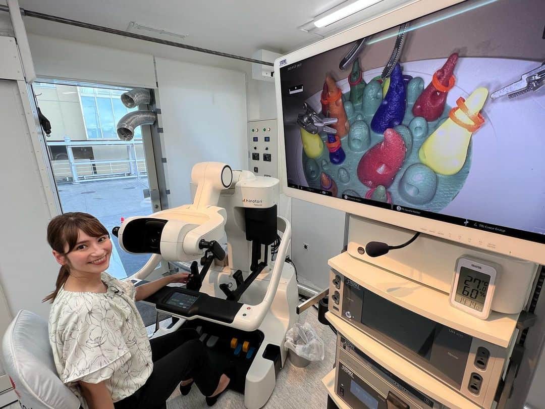 澤田愛美さんのインスタグラム写真 - (澤田愛美Instagram)「.  きょうは五所川原市の病院で開かれた 外科手術体験セミナーの取材へ🏃‍♀️ 小学生から高校生の参加者たちが 手術着に身を包んで外科医に変身！ 外科手術を体験しました。  この写真は医療支援ロボットhinotori✨  こちらでは ロボット鉗子を操作して 輪っかをつまんで移動させる体験をさせて頂きました。  私、失敗しないので✨と言いたいところですが 割と失敗してしまいました👩‍⚕️  あすの昼ニュースで放送予定です！」7月27日 20時04分 - amy____oxox