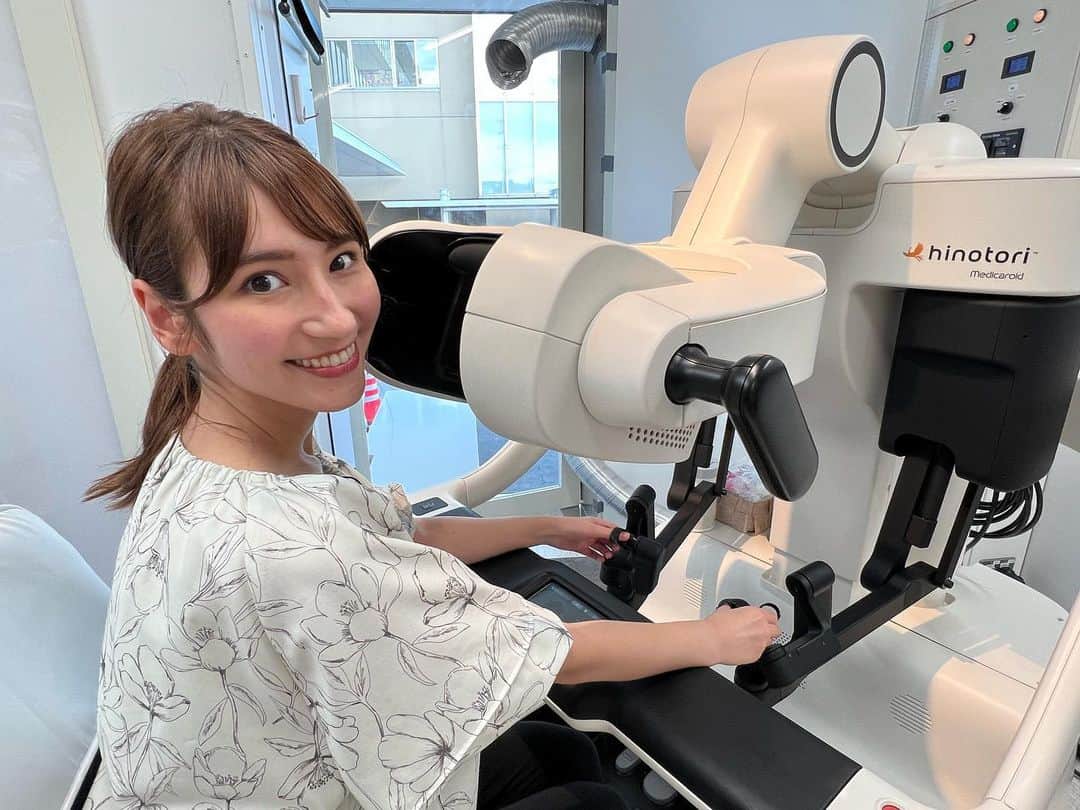 澤田愛美のインスタグラム：「.  きょうは五所川原市の病院で開かれた 外科手術体験セミナーの取材へ🏃‍♀️ 小学生から高校生の参加者たちが 手術着に身を包んで外科医に変身！ 外科手術を体験しました。  この写真は医療支援ロボットhinotori✨  こちらでは ロボット鉗子を操作して 輪っかをつまんで移動させる体験をさせて頂きました。  私、失敗しないので✨と言いたいところですが 割と失敗してしまいました👩‍⚕️  あすの昼ニュースで放送予定です！」