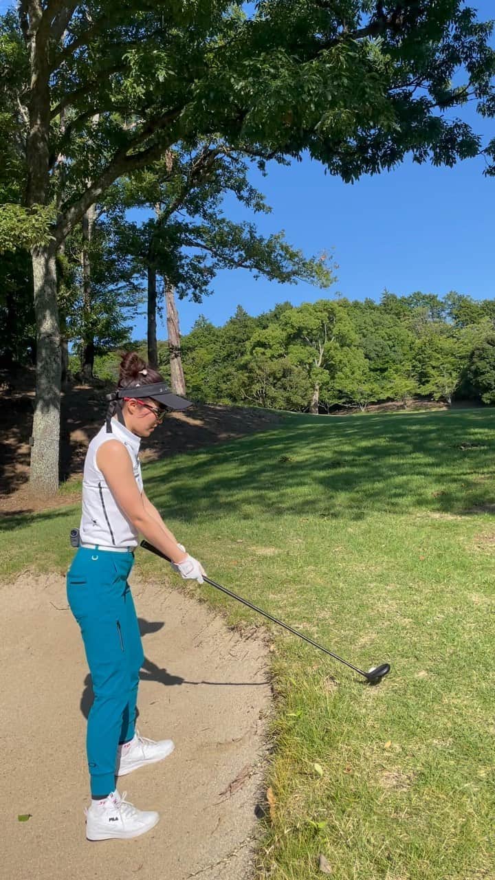 高橋としみのインスタグラム：「バンカー入ってない！ラッキー✌️ と思ってたティーグラウンド🥺  後悔。  左ドックなのでギリギリせめた！  これまたラッキー✌️ 今度こそフェアウェイ♥️  ウェア　@oakleyjapan  オークリーショップ https://www.oakley.com/ja-jp/category/golf-gear GDOゴルフショップ https://shop.golfdigest.co.jp/newshop/f/genre_001015_mkr_00225?contentsid=ladieswear-brandlist/?car=inf #PR#オークリー#オークリーゴルフ#オークリーレディース#オークリーレディス#ゴルフ#ゴルフ女子#ゴルフスウィング#ゴルフ好きと繋がりたい #golf」