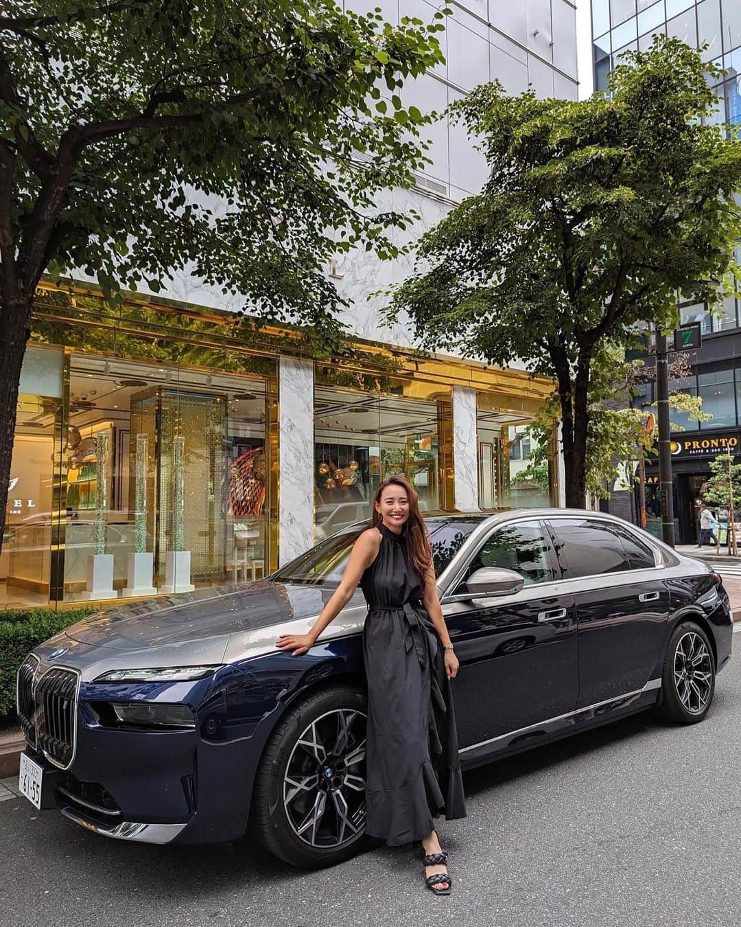 李 雨瀟のインスタグラム：「BMW THE 7🖤 . メトロポリタンリレー にお声がけいただき 新型7シリーズに乗って銀座をドライブ😎 . 銀座はよくランチとかお買い物に来るんだけど 普段よく通る道が一段と輝いて見えた〜✨✨ . 初めて試乗して 中を見てびっくり！！😳 外もかっこいいけど、中も洗練されていて リクライニングで広々座れて最高なんです☺️✨ 素敵すぎました🥰❤️❤️ いつかこんな送迎車が欲しいです🥰 . 次のバトンは @yooki__k へ。  @bmwjapan  . #BMW #BMWMETROPOLITAN #FORWARDISM #TOKYO #駆けぬける歓び #BMWJAPAN #BMWi7 #PR」