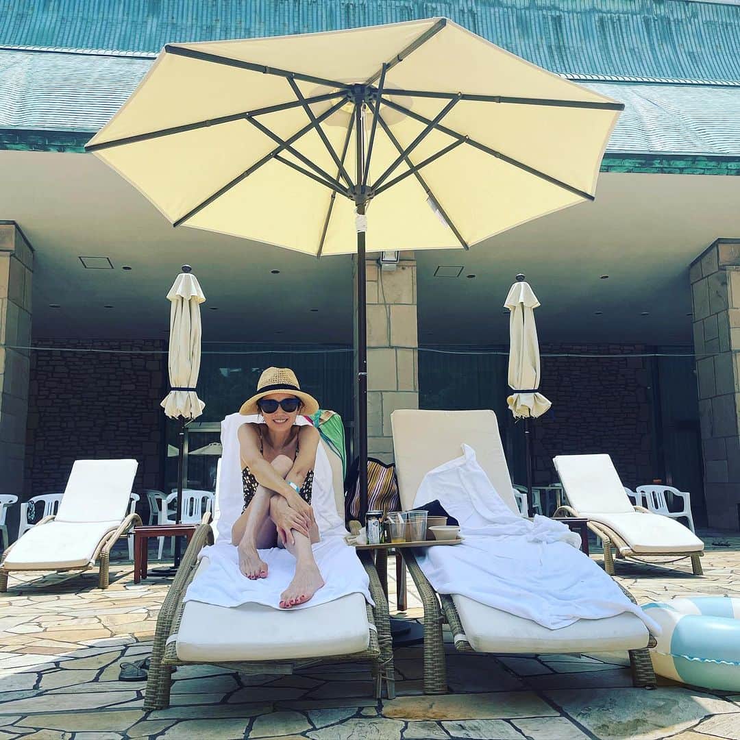 高岡早紀 のインスタグラム：「娘とプール。 夏休み満喫。」