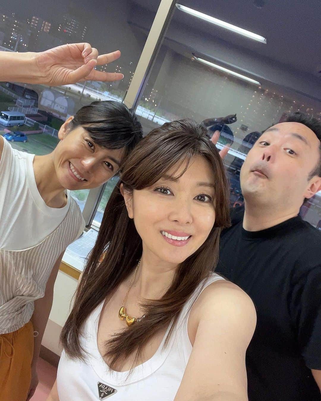 矢部美穂さんのインスタグラム写真 - (矢部美穂Instagram)「今日は川崎競馬場に来ています🐎✨ なんと再現女王の芳野友美ちゃんとリングアナの川上大輔さんと仲良く3人で🩷  お菓子やピザ🍕を持参して楽しんでいまーす✨ 友美ちゃんすっぴんなのに可愛いし変わらない〜♡  #川崎競馬場 #芳野友美  #川上大輔 #40代コーデ  #40代 #矢部美穂」7月27日 19時58分 - miho.yabe.0607