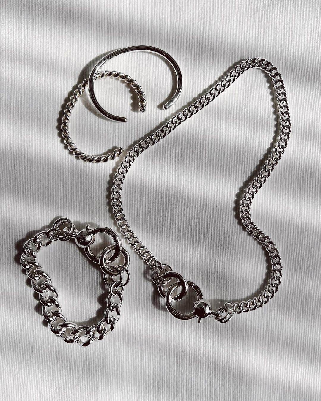 アーカーのインスタグラム：「Discover the collection at fivethirtypark.com   #530park #fivethirtypark  #mensjewelry #unisexjewelry  #unisex #GenderNeutralJewelry #jewelry #finejewelry  #ファイブサーティパーク #ユニセックスジュエリー #シルバーアクセサリー」