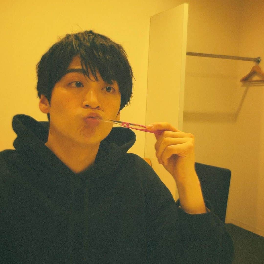 山下航平のインスタグラム：「新しいギターの弦と楽譜を買ったので、練習が捗ります。  少し前の黒髪の写真を。」