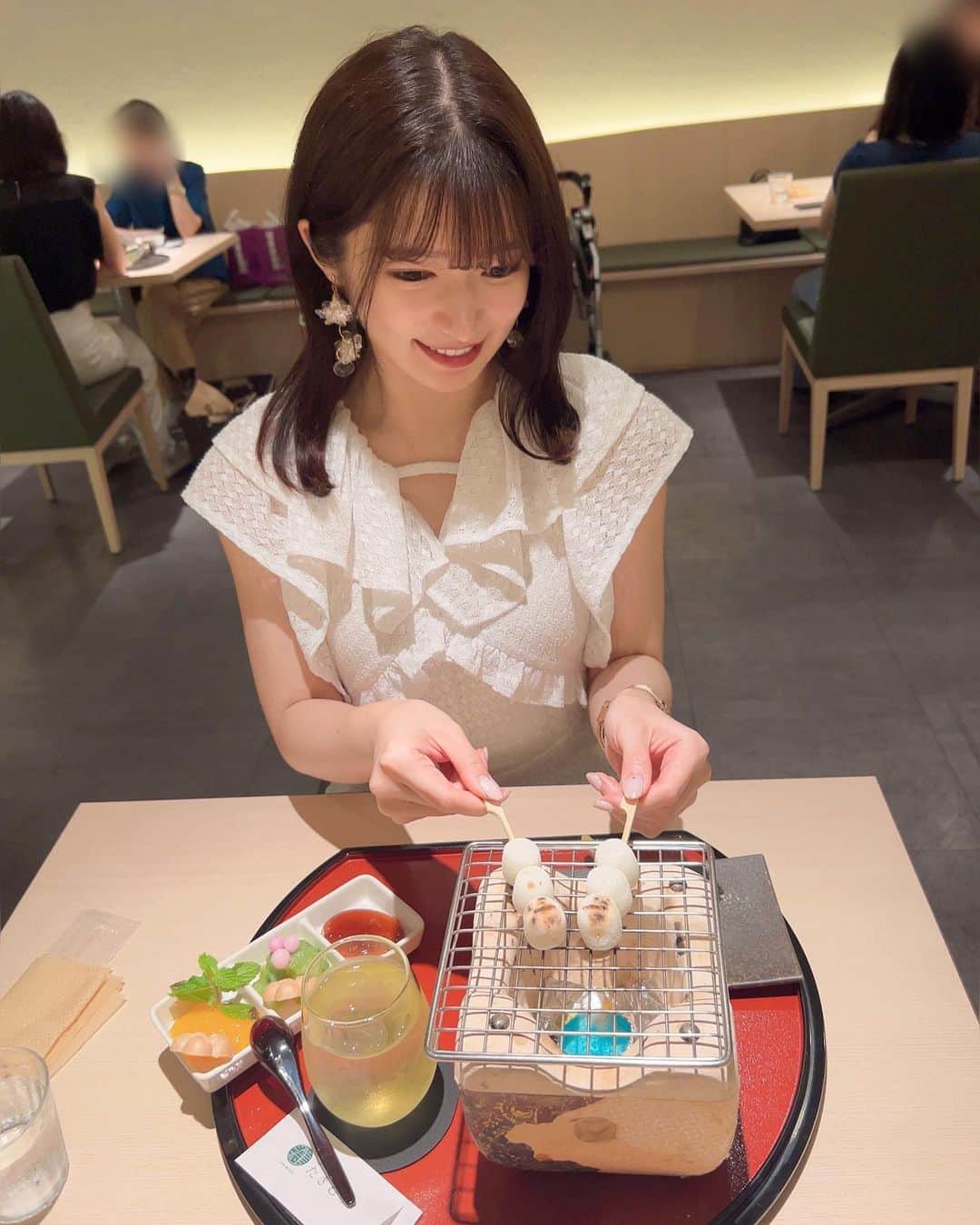 のインスタグラム：「お団子、初めて自分で焼いちゃいました🍡  焼き加減を自分好みにできちゃうの、楽しいね🫶  タレも、みたらし、ずんだ、オレンジとあって種類豊富で美味しく頬張りましたとさ😋」