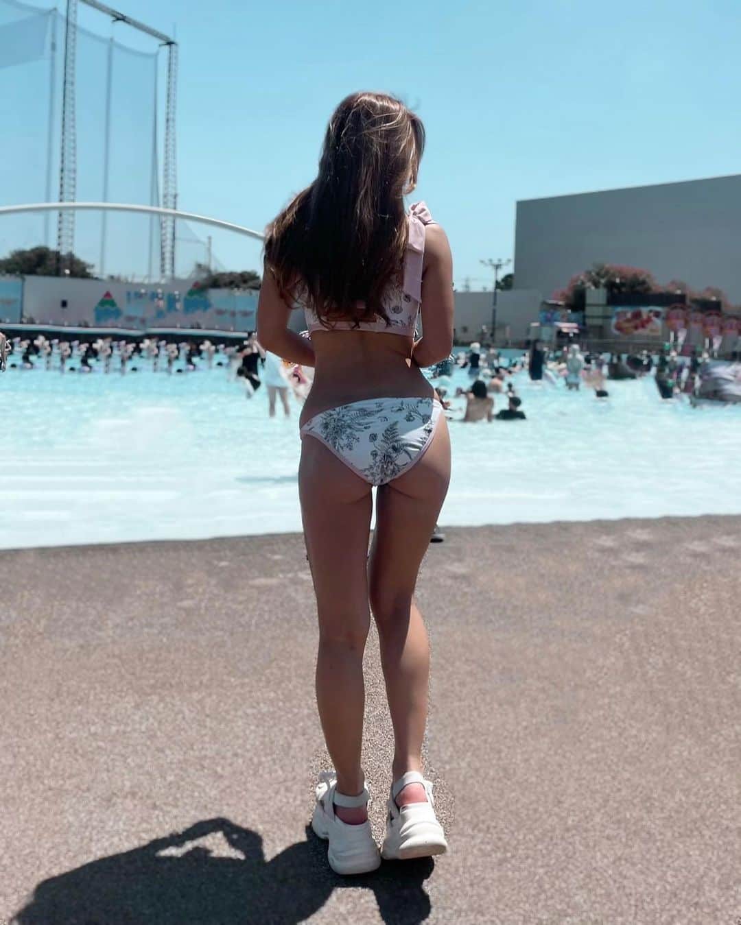 kaoricameraのインスタグラム：「. 今週はやーーーっと湘南😎🌴🌈 みんなに会えるといいな🍑♡ .  . . #よみうりランド #よみラン #プール  #darich #読売ランド #ナイトプール」