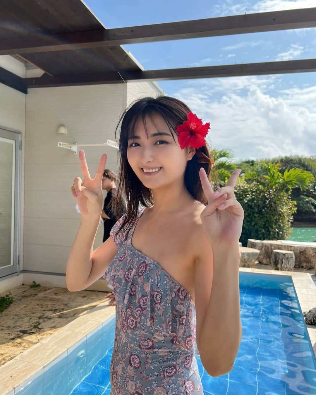 のインスタグラム：「写真集オフショット📸 . . まだまだ写真集発売記念イベント参加受付中です☺️❣️ 8/20(日)13:00~お時間ある方ぜひ会いに来てください✨ ↓↓↓ https://www.shosen.co.jp/event/11242/ . . .  #AYANON   #宇佐美彩乃  #1st写真集」