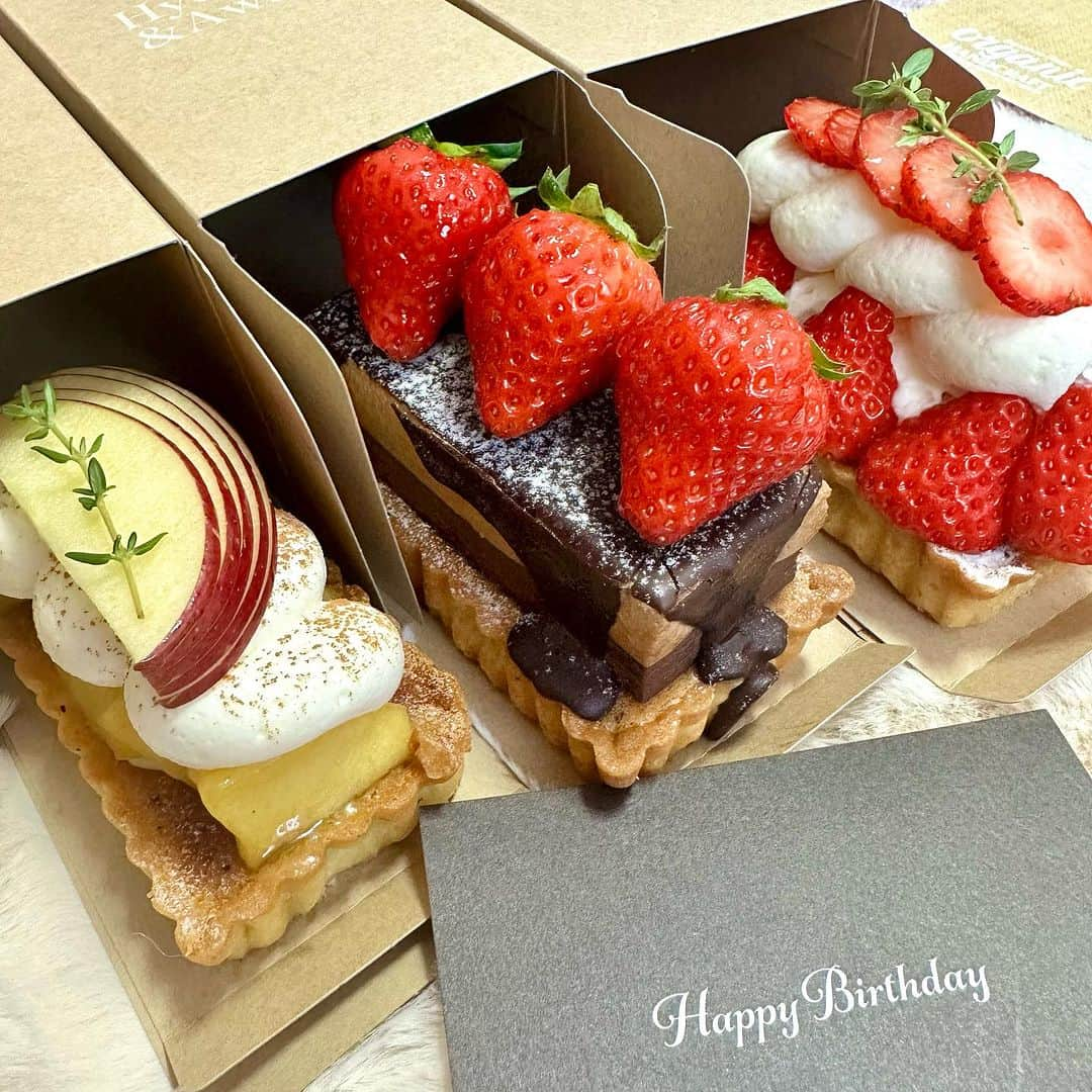 浅井麻里のインスタグラム：「🍰名古屋・ハコタルト🍰 ⁡ この前名古屋に帰省した時に、 妹が誕生日ケーキ買ってきてくれた！🍰 ⁡ めっちゃ可愛いハコタルト♥️😍 キラキラしてる…✨ ⁡ どれもずっしり重厚なんだけど、 すっごく美味しいからぺろり♬😋 ⁡ 最近名古屋にオープンした、 京都で話題の大人気店らしい✨ こんな可愛いケーキ買ってきてくれて嬉しい！ ゆかり、ありがとう♥️🥹 ⁡ ⁡ 🍰Hyde&Away @hyde_and_away 愛知県名古屋市千種区内山３丁目２１−１１ クルールクリート 2階 (千種駅3番出口から徒歩約3分) 11:00〜19:00 (店内L.O.18:00) 090-1714-4429 ⁡ ⁡ #hydeandaway #hydeaway #ケーキ #誕生日ケーキ #誕生日祝い #誕生日サプライズ #バースデーケーキ #ハコタルト #千種グルメ #千種カフェ #千種スイーツ #千種 #名古屋グルメ #名古屋カフェ #名古屋スイーツ #名古屋デート #名古屋ケーキ #名古屋 #タルト #名古屋テイクアウト #名古屋土産 #名古屋観光 #愛知カフェ #愛知グルメ #愛知テイクアウト #タルト専門店 #いちご #いちごスイーツ」