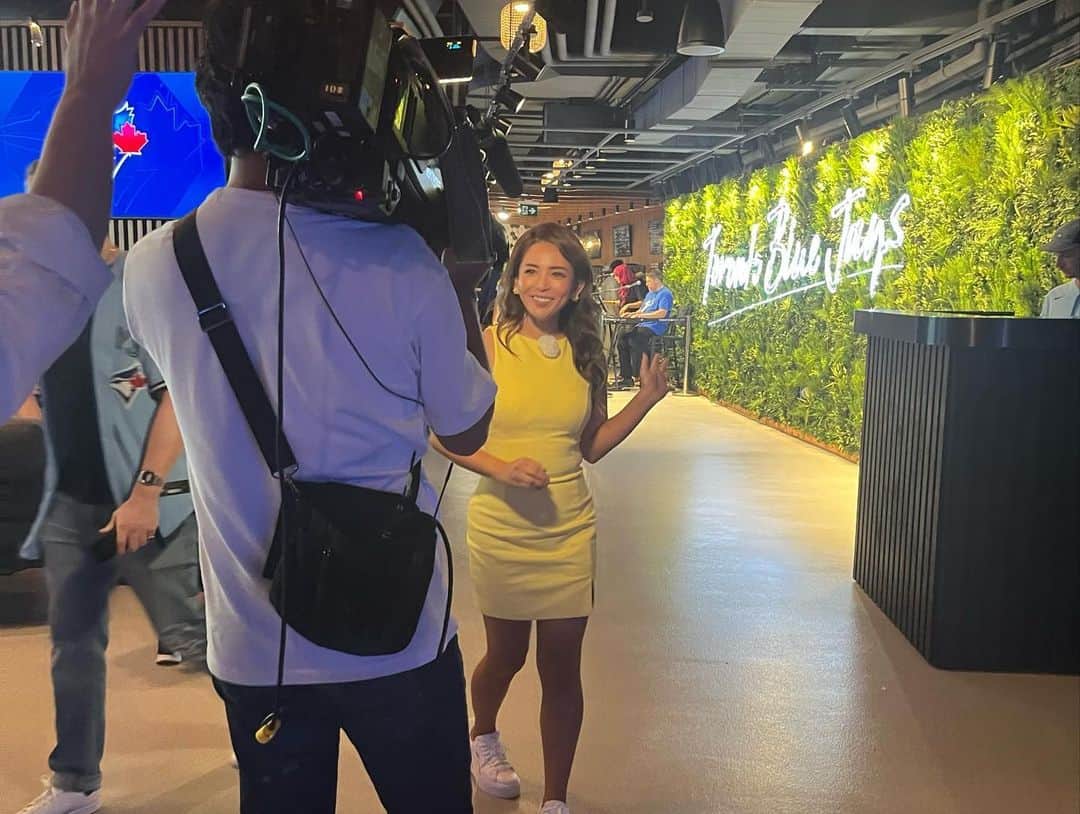 深津瑠美のインスタグラム：「NHK BS1 「ワースポ×MLB」 7月28日（金）午後10:40-午後11:20  ワースポ視聴者の皆さま、お久しぶりです🥰  お元気ですか？  今回、新しくなったブルージェイズの球場をご紹介させていただきます💛  写真は先日のロケの様子🎤 楽しかった⚾️❤️  28日の放送では東京のスタジオと繋いで、トロントから中継でお伝えしますので是非ご覧くださいね🫶  https://www.nhk.jp/p/wsmlb/ts/Y1JX4RN5N2/episode/te/ZV42JG441N/  #NHK #ワースポ #MLB #野球 #中継 #リポート」