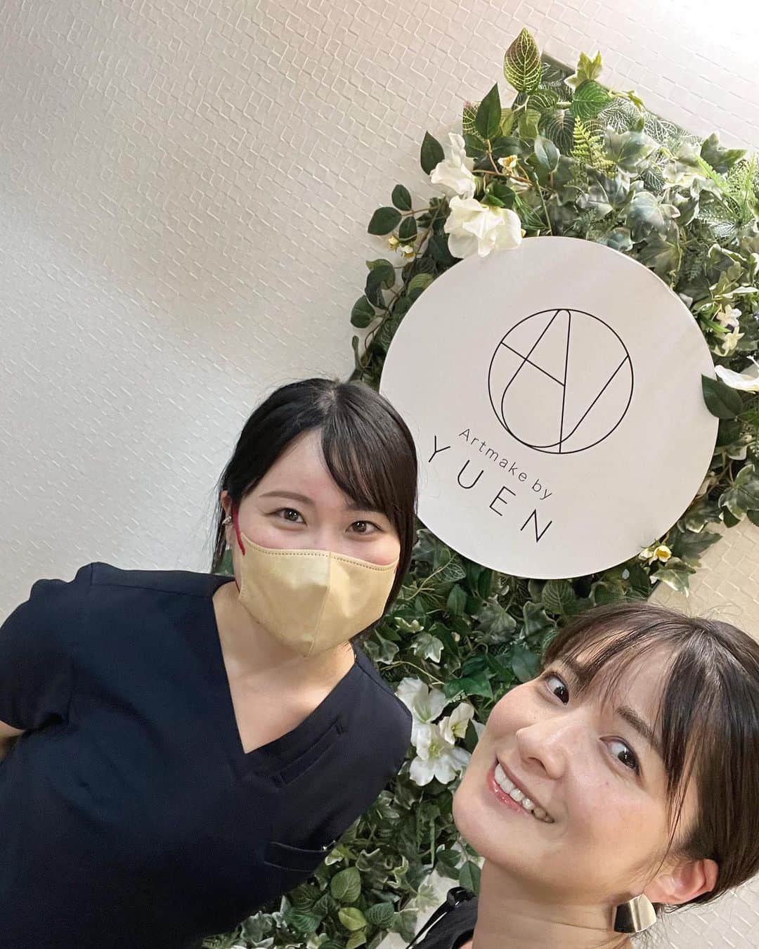松木里菜のインスタグラム：「.｡･*. @artmake_by_yuen_  初✨眉アートレポ！ 1枚目は施術後すぐ！ 担当してくれた 小澤夏鈴 @karin_artmake さんと♡  丁寧に私に合う眉と、私が好きな眉の形と、下書きを何度も描き直しながら理想の形を一緒に見つけてくれました！ 自分の顔の黄金比眉毛ってわからないですよね😳 安心してお任せできたし、ほんと理想的な眉毛になりました♡  周りにも迷っているお友達がたくさんいるんですが、全力でお勧めしてます✨ ちなみに @karin_artmake さんの旦那さんもアート眉されているとのこと。メイクできない男性にもいいですね！  今日から1ヶ月の間は投稿を見て予約をすれば15,000円off(それ以後は10,000円off)にしていただけるそう！  施術してくれる方の腕が心配でいつもどうしようかと悩んでいましたが、 @karin_artmake さんにお願いできてよかった👍💕  眉毛かかないことがこんなに楽なんて✨最高だぞー😍  #アートメイク #恵比寿　 #ArtmakebyYUEN #アートメイク東京  ちょっと詳しく↓  今までテキトーにカットしていた眉のお手入れの仕方も教えてもらえました😂✨ 施術後はとにかく感動しまくりでこの笑顔😆  痛みが心配でしたが、施術中は麻酔が効いていて全く痛くなかったです！ その日の夜は赤くなり少しヒリヒリしましたが、翌日には私は赤みも痛みもなくなりました🙆‍♀️ 翌日の写真撮り忘れたのだけど、少しだけ濃く凛々しく見えたかな🤨  そして施術4日目の今日はもうとっても自然に！ 一週間は激しい運動(滝汗レベル)やサウナはNG そして日中もワセリンをうっすら塗らないといけませんが、前髪もあるし誰にもワセリン気が付かれません🎵 眉の色も髪の毛の色や好みで選べます⭕️ 検討されている方の参考になるといいです(^^)✨」
