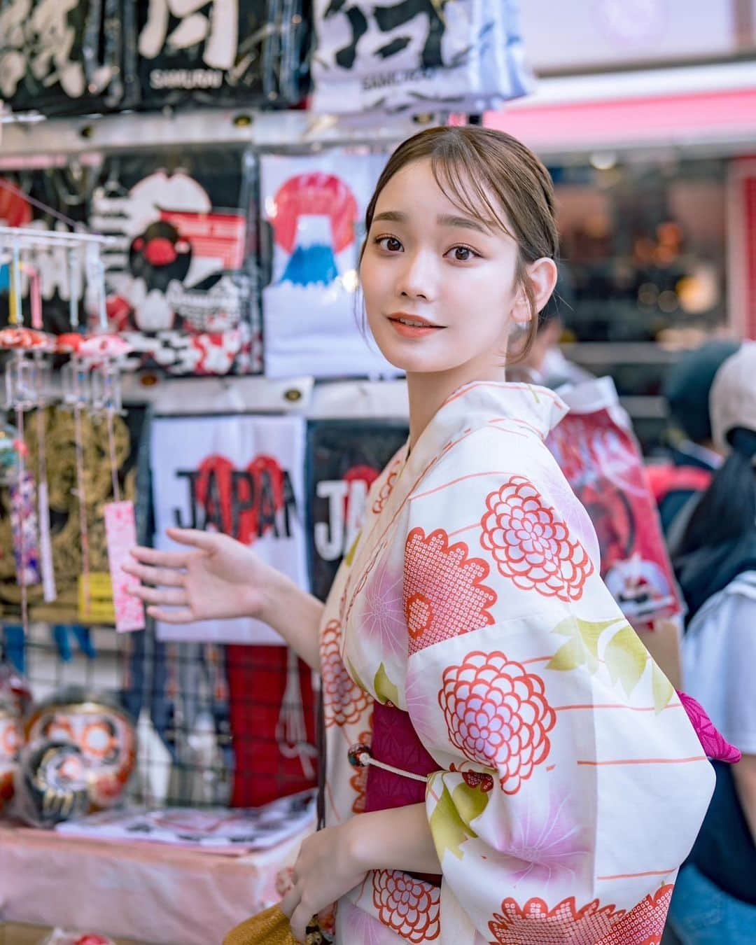 青戸しのさんのインスタグラム写真 - (青戸しのInstagram)「夏ですね  今年はスイカを沢山食べました🍉 食欲は秋と同じくらいあります。 . . . #portrait #portraitphotography #portraitmodel #作品撮り #浅草 #浅草カフェ #浴衣 #浴衣コーデ #浴衣ヘアアレンジ #浴衣ヘア」7月27日 20時12分 - aotoshino_02