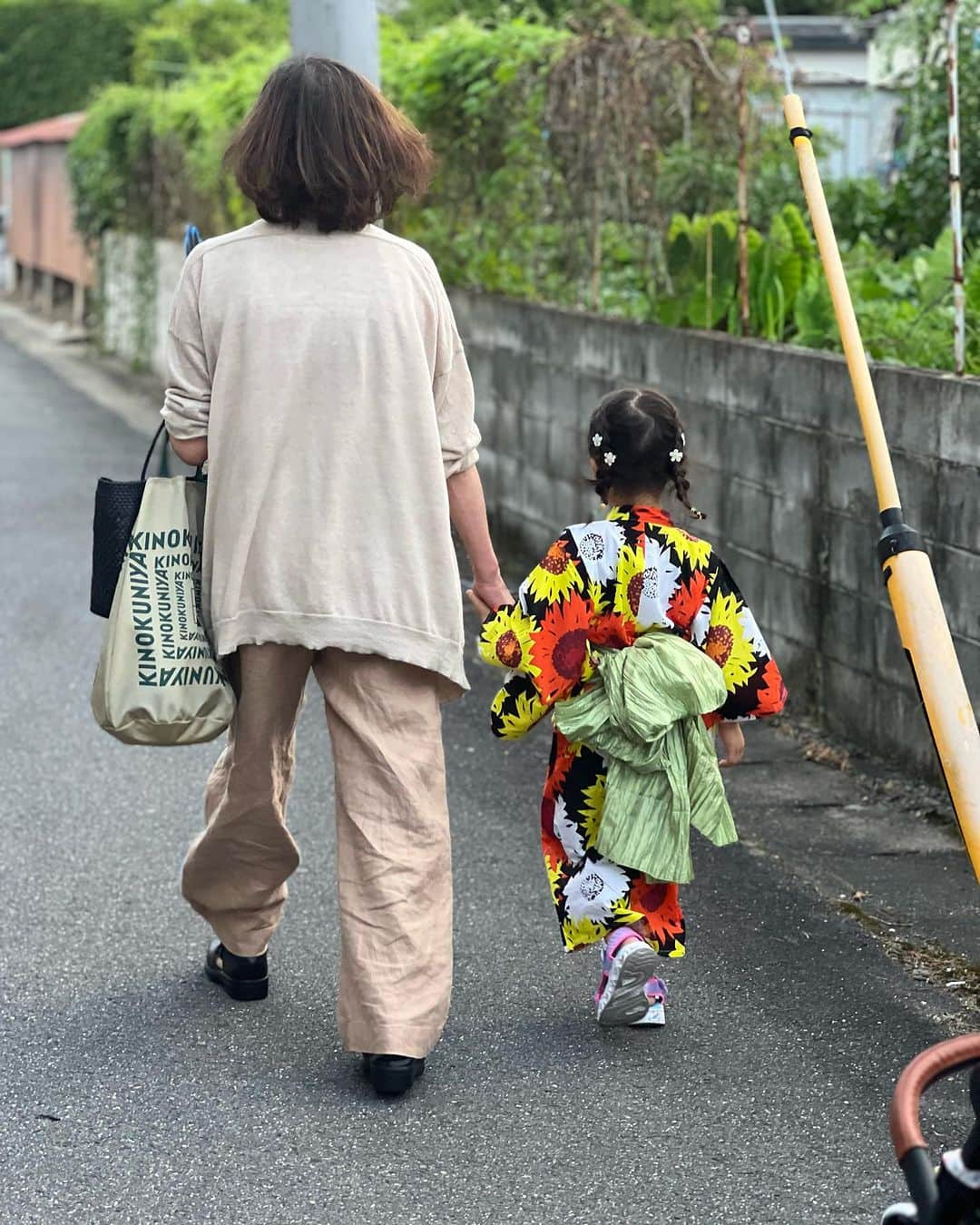 HARUKA MUTOさんのインスタグラム写真 - (HARUKA MUTOInstagram)「祭🏮  妹夫婦と母と一緒に実家近くの お祭りへ✨  ユズオトの甚平姿もヒマの浴衣姿も super cuteでした💗  夏休みの始まりだね🌻  #lovemyfamily #babygirl  #成長記録 #武末家  #女の子ママ #姉妹ママ #5歳 #5歳女の子 #1歳女の子 #ひまおと姉妹　#himaotosisters #武藤姉妹もどうやら似てきたみたい」7月27日 20時05分 - haruka_muto