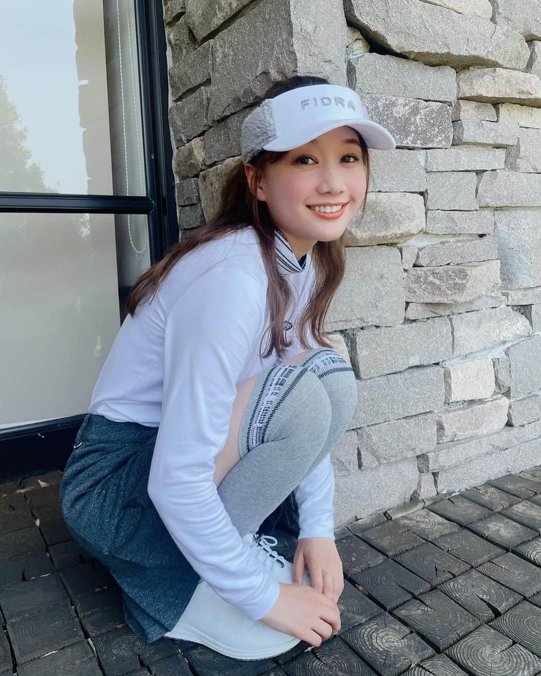 高田秋のインスタグラム：「大人可愛いゴルフウェア🏌️‍♀️ @fidra_official  暑い中冬物の撮影でした👏🔥🔥 暑すぎてこの写真撮る時はダウン脱いじゃったけど😙 頑張りました🌞  @fidra_official」