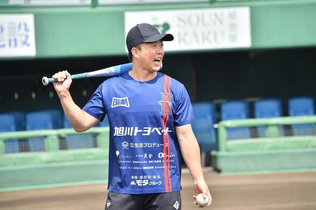 鶴岡慎也さんのインスタグラム写真 - (鶴岡慎也Instagram)「野球教室 一昨日、昨日と旭川市ら比布町で野球交流会、野球教室をさせていただきました😊  北海道とは思えないぐらいの高温多湿の中、子供達は元気でした😁  有望な選手たくさんいたので将来が楽しみです‼️  昨日夜は旭川デザインセンターでミシマホーム様主催のトークショーもさせていただき充実した旭川、比布シリーズでした‼️  皆さんありがとうございました🙇  #lovefighters #コクゲキジュニアベースボールカップ #スタルヒン球場 #旭川市 #比布町 #旭川トヨペット #YOUトピアかわむら #ミシマホーム #野球 #教室」7月27日 20時05分 - shinya_tsuruoka