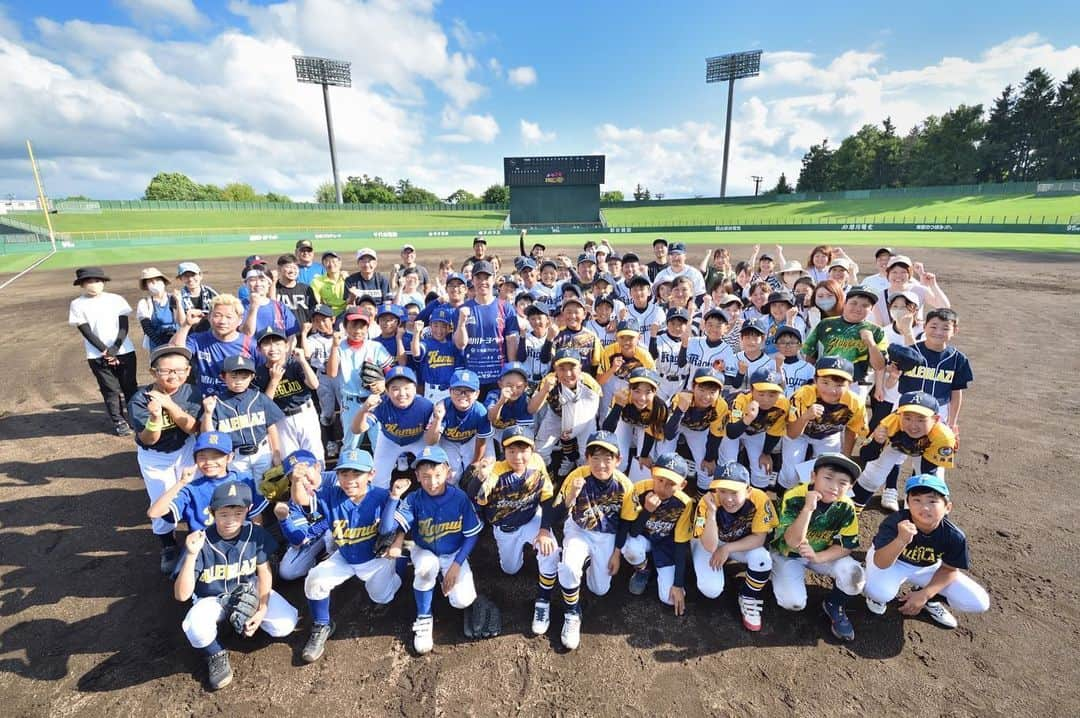 鶴岡慎也のインスタグラム：「野球教室 一昨日、昨日と旭川市ら比布町で野球交流会、野球教室をさせていただきました😊  北海道とは思えないぐらいの高温多湿の中、子供達は元気でした😁  有望な選手たくさんいたので将来が楽しみです‼️  昨日夜は旭川デザインセンターでミシマホーム様主催のトークショーもさせていただき充実した旭川、比布シリーズでした‼️  皆さんありがとうございました🙇  #lovefighters #コクゲキジュニアベースボールカップ #スタルヒン球場 #旭川市 #比布町 #旭川トヨペット #YOUトピアかわむら #ミシマホーム #野球 #教室」