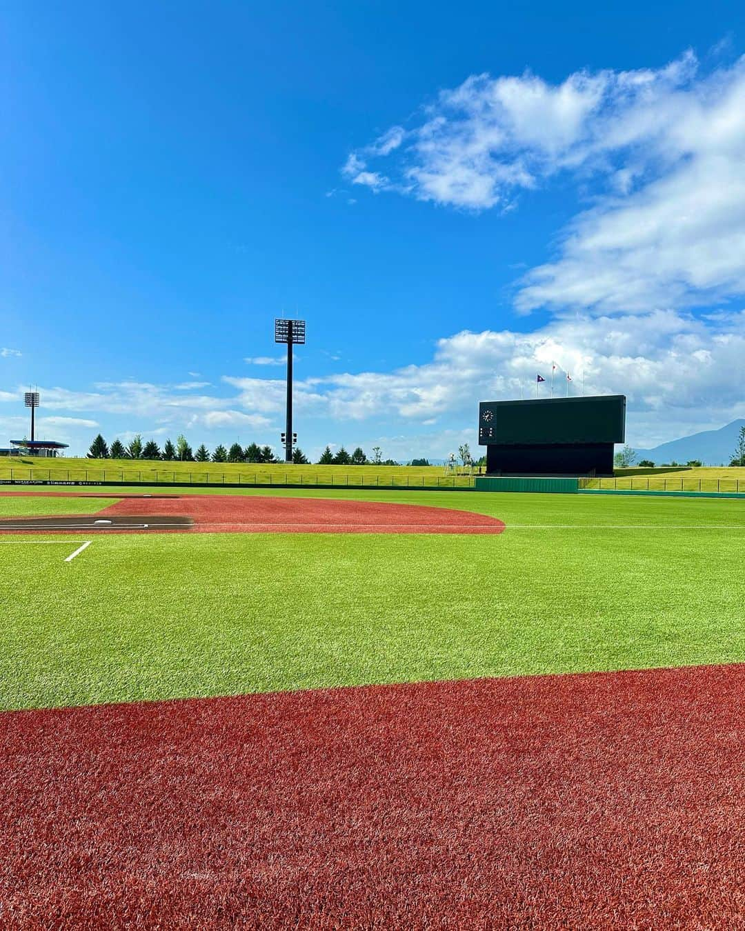 加藤早和子のインスタグラム：「.  夏の高校野球岩手大会 閉幕⚾️  高校球児の皆さんにとっての特別な夏 一人一人が想いを背負って戦う姿が印象的で 大会期間中 立ち会えたことが幸せで光栄な20日間でした.  夏の終わりが名残り惜しい気持ちですが 優勝した花巻東高校は甲子園、 それ以外の学校は秋に向けて！もう始まっています.  私もまだまだ精進します🌞🌞  . . #高校野球 #夏の高校野球 #夏の高校野球岩手大会 #岩手  #目指せ甲子園 #新球場 #きたぎんボールパーク」