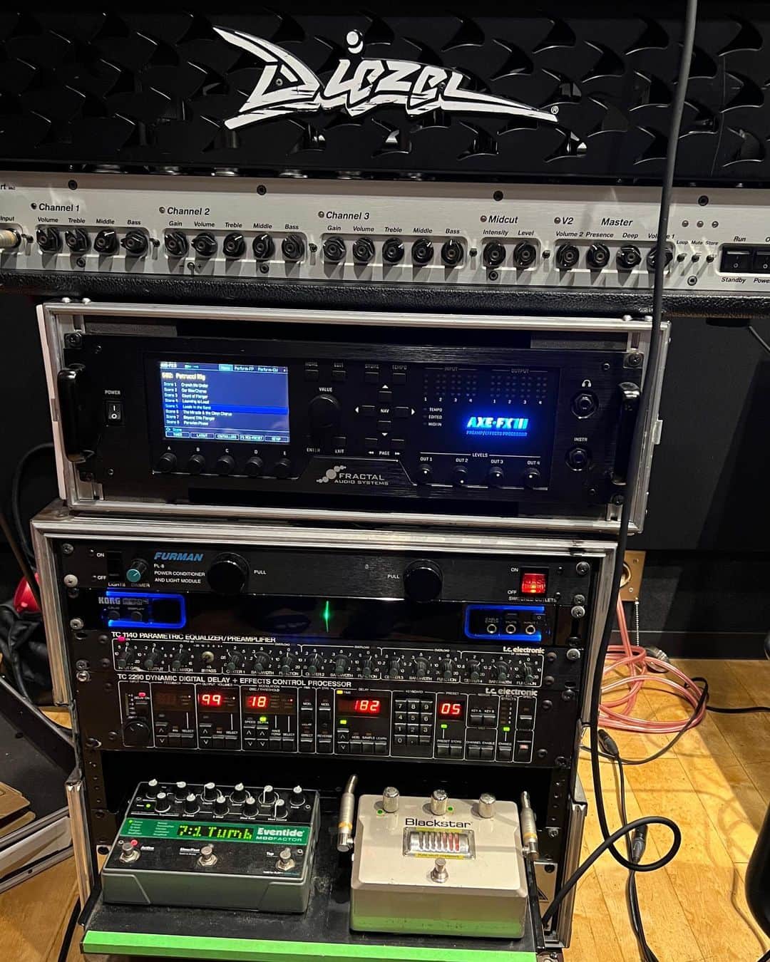 のインスタグラム：「本日のレコーディング使用機材  #Diezel #axefx3 #Furman #KORG #TC1140 #TC2290 #tcelectronic  #Eventide #Blackstar #bogner #EVH #Klon #tcstereochorusflanger  #tokyoeffector #Nemesis #Ruiza #Consisi #Blackmessiah #大村孝佳 #Ibanez #tubescreamer」