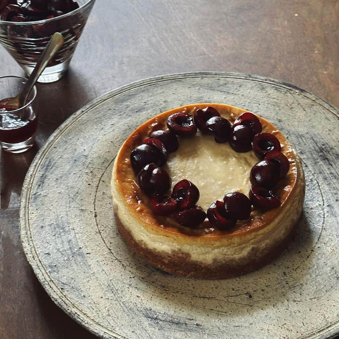 樹神さんのインスタグラム写真 - (樹神Instagram)「チェリーと紅茶のチーズケーキ。 ほんのりシナモンとカルダモンで最初のすっきりからどんどん香りの　　　輪郭が丸くなってく、とても好きな感じに焼けました。  これすると一日爪先染まっちゃうの、また忘れてた。  #cheesecake #cherry #cherrycheesecake #チーズケーキ #アメリカンチェリー」7月27日 20時06分 - kotamaofficial