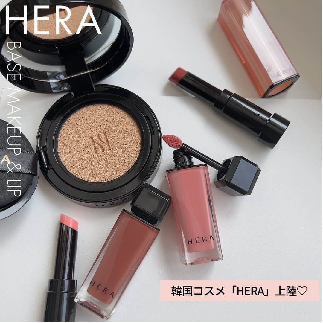 ELLE JAPANのインスタグラム：「韓国のラグジュアリーメイクブランド「HERA」が９月１日に初上陸🎉。そのなかで、現地でも大人気のクッションファンデーション“ブラッククッション”と、“センシュアルヌードバーム”“センシュアルヌードグロス”をお試し💞   ■（P2） ウワサのブラッククッションは、セミマットできめ細かな仕上がり。ポイントはできるだけ小刻みに叩き込みながらつけること！ 自然な素肌のようでありながらいつの間にかアラも毛穴も見えなくなります。  ブラッククッション 全7色（うち日本限定１色）￥7,700（9月1日発売）  ■（P3,4,5） 保湿力抜群のカラーバームで、発色もキレイ。これの裏ワザ的使い方ですが、チークとしてちょこっとなじませてイイ感じでした。ツヤツヤの血色に。  センシュアルヌードバーム 全8色（うち日本限定1色・写真は112、174）￥4,400（9月1日発売）  ■（P6,7,8） センシュアルヌードグロスはちゅるんとしたツヤがとにかく可愛くて、つけるだけでほんのりセクシーな印象が💋。  センシュアルヌードグロス 全5色（うち日本限定1色・写真は422、462）￥4,400  #韓国コスメ #韓国ビューティ #hera #コスメ紹介 #コスメレビュー #コスメスウォッチ #コスメ部 #コスメ好き #ブラッククッション #クッションファンデ #クッションファンデーション #セミマット肌 #リップグロス #リップバーム #ellejapan #ellebeauty」