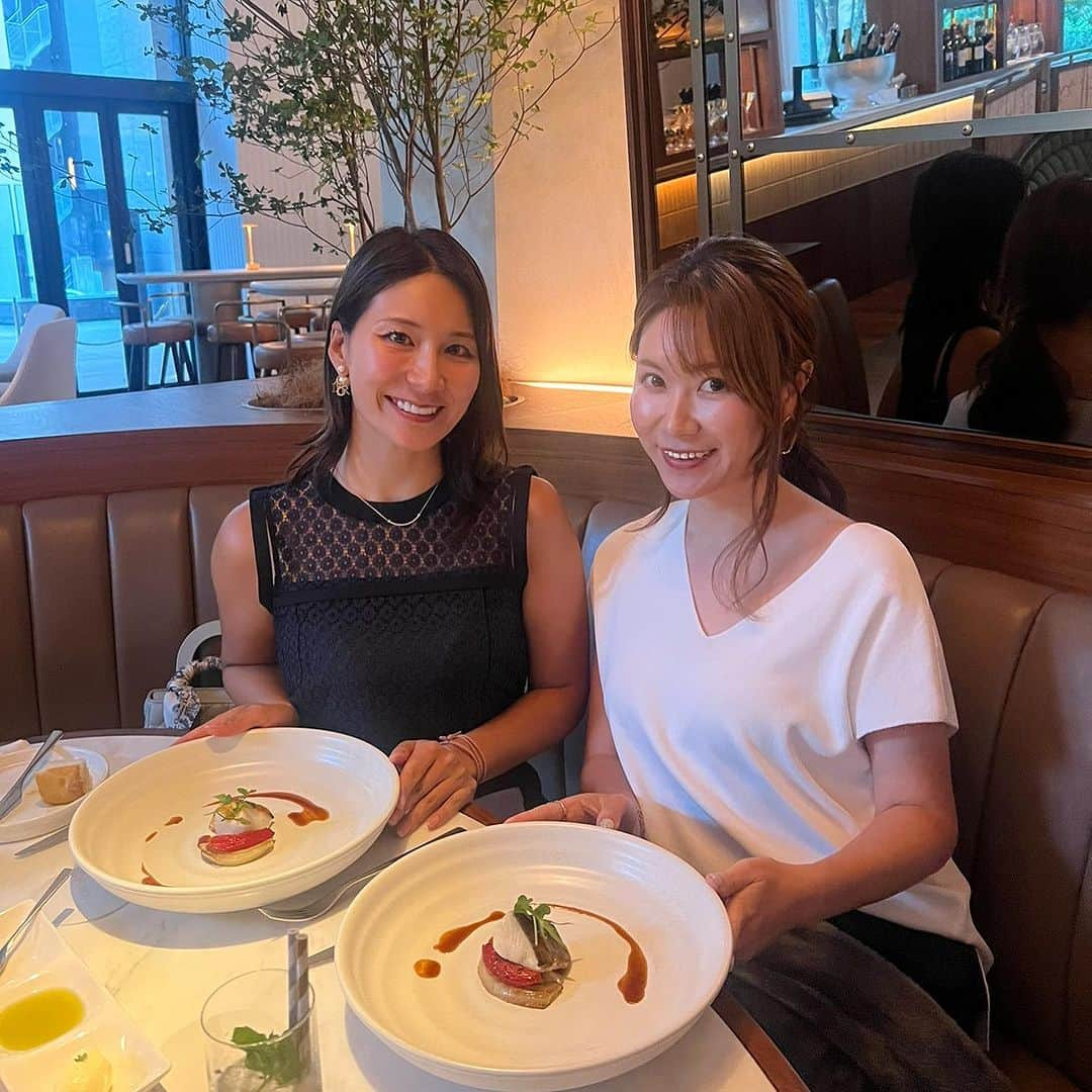 杉山美帆のインスタグラム：「なみさんとスカルペッタ東京　 @scarpettatokyo  で素敵な夜を過ごしました🥰🥂  ニューヨーク人気店が去年日本上陸😋ニューヨークの人気メニューのコースを頂きました😆  前菜にタコ🐙が人気メニューって意外だなーと思ってたら食べてびっくり🤣サクサクのふわっ🙄 初めて食べるタコの食感で美味しかった〜🥰  あと個人的にはもうパスタの自家製麺が好きだった😆ムチムチ🥰  雰囲気も良くて、バーもあるので…お酒が好きな方は食後にバーに移動したりも出来るみたい🥂 私は飲めないので、ノンアルコールカクテル頂きました😆🙏  大人数での女子会も絶対楽しい〜🥂🥰 あっという間な時間でした😢  #pr　#スカルペッタ #スカルペッタ東京 #scarpetta #scarpettatokyo #虎ノ門 #神谷町 #虎ノ門グルメ #虎ノ門ディナー」