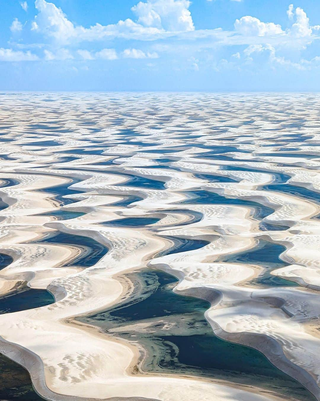 詩歩のインスタグラム：「📷 16-17th July 2023 📍ブラジル　レンソイス・マラニャンセス国立公園 / Lençóis Maranhenses National Park, Brazil   世界一周している友人たちが口を揃えて「一番の絶景だった」というレンソイス。  実は今回の南米旅行は、ここのベストシーズンにあわせて行ってきていました🇧🇷✨  「レンソイス・マラニャンセス」という口が回らなくなりそうな名前のこの場所は、マラニャン州にある白砂漠で、毎年6-9月にだけこの光景を見せてくれます。  １枚目は遊覧飛行で撮影したものなんだけど、2枚目を見てから、もう１回みてみて！この規模、すごくない！？？😳　白砂漠は、なんと東京23区の2倍の広さだそう。この規模感、伝わるでしょうか…  なぜ砂漠にこんなに無数の湖があるのか…そしてなぜベストシーズンが今なのか…それはまた次の写真とともにご紹介します📷  ちなみに遊覧飛行はパイロットさんによって見える景色が少しずつ変わると思うのだけど、今回はあんまりキレイなラグーン上を飛んでくれなかった気がします😂もっと青いラグーンたくさんあったのに！！苦笑　  ブラジルの投稿はこのタグでまとめます / Posts of this area can be found in this tag.→ #shiho_brazil   My friends who have been traveling around the world say that #Lençois was the most spectacular place to visit. In fact, my trip to South America was timed to coincide with the best season to visit this place! #LençoisMarañaneses " is a white desert in the state of Marañan that only presents this spectacle from June to September each year. The first picture was taken on a sightseeing flight, but look at the second one and then look again! Isn't this scale amazing!  The White Desert is said to be twice the size of Paris. Can you get a sense of the scale of this... Why are there so many lakes in the desert... and why is the best season now...? I will introduce them with the next pictures.By the way, the sightseeing flight varies depending on the pilot's flight path, but I don't think we flew over a very beautiful lagoon this time.  ©︎Shiho/詩歩」