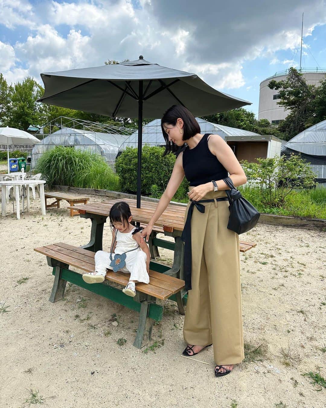Hiromi Ｍaedaのインスタグラム：「先週は、久しぶりに奈良ののどか村へ🌞 ヤギに餌やりしたりピクニックして満喫！  急遽決まったから、小物を間違えてるけど..😂  パンツは、後ろゴムで締めつけもなく 吸水速乾・ドライタッチで快適なので、夏のお出かけにも持ってこいです！♡  @frey__jp #frey_jp」