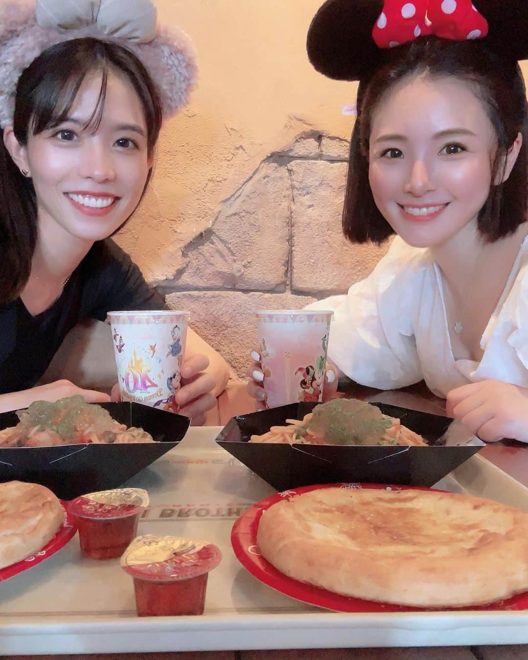 のインスタグラム：「猛暑の中、10年ぶり？とかにディズニーシーに行ってきました！暑くて溶けそうだったけど、大人な楽しみ方ができて良かった💕 2人ともディズニー全く詳しく無いから、最初も最後も珍道中で、そちらは今度YouTubeでVlog作るので、楽しみにしててね😁  #tds #ディズニーシー #東京ディズニーシー #猛暑 #ジャンボリミッキー」