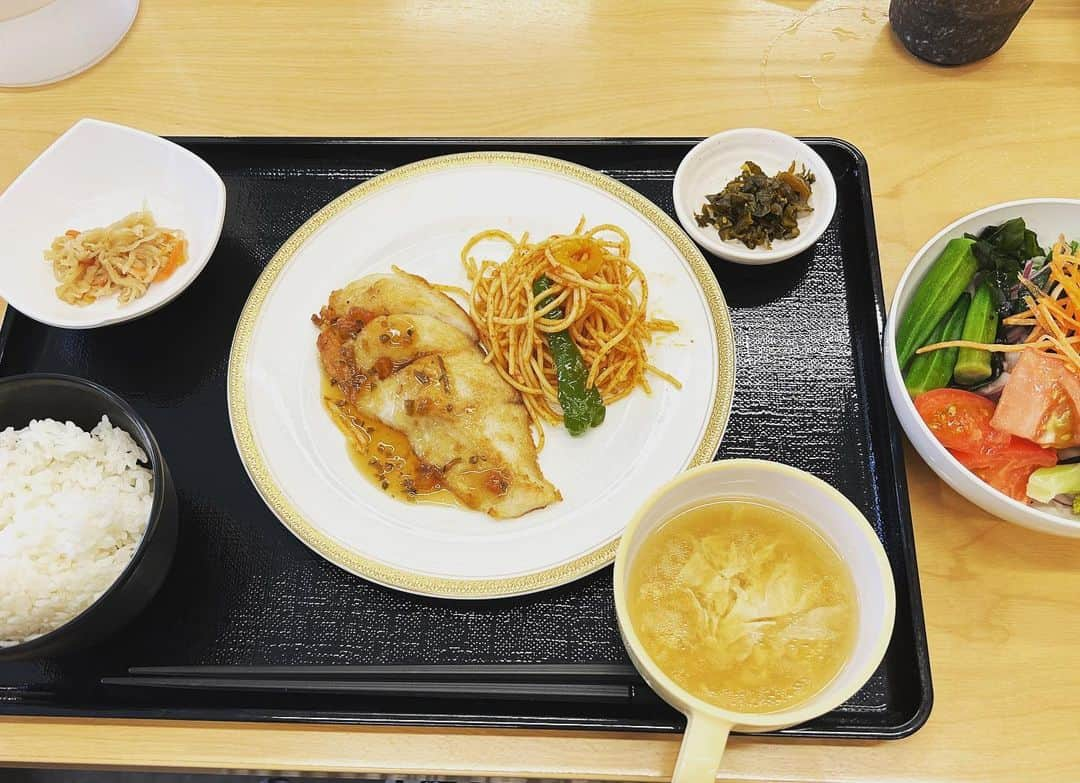 生稲晃子のインスタグラム：「今日のお昼は秘書さん達と、衆議院会館の食堂で定食をいただきました😋」