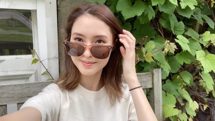 のインスタグラム：「. Editing videos for the next Vlog! These sunglasses bought for this trip are now one of my travel essentials 🕶💓 次のVlog投稿の準備中。 この旅行の為に新調したサングラスお気に入り🕶 #rayban  #sunglasses  #RB4391」