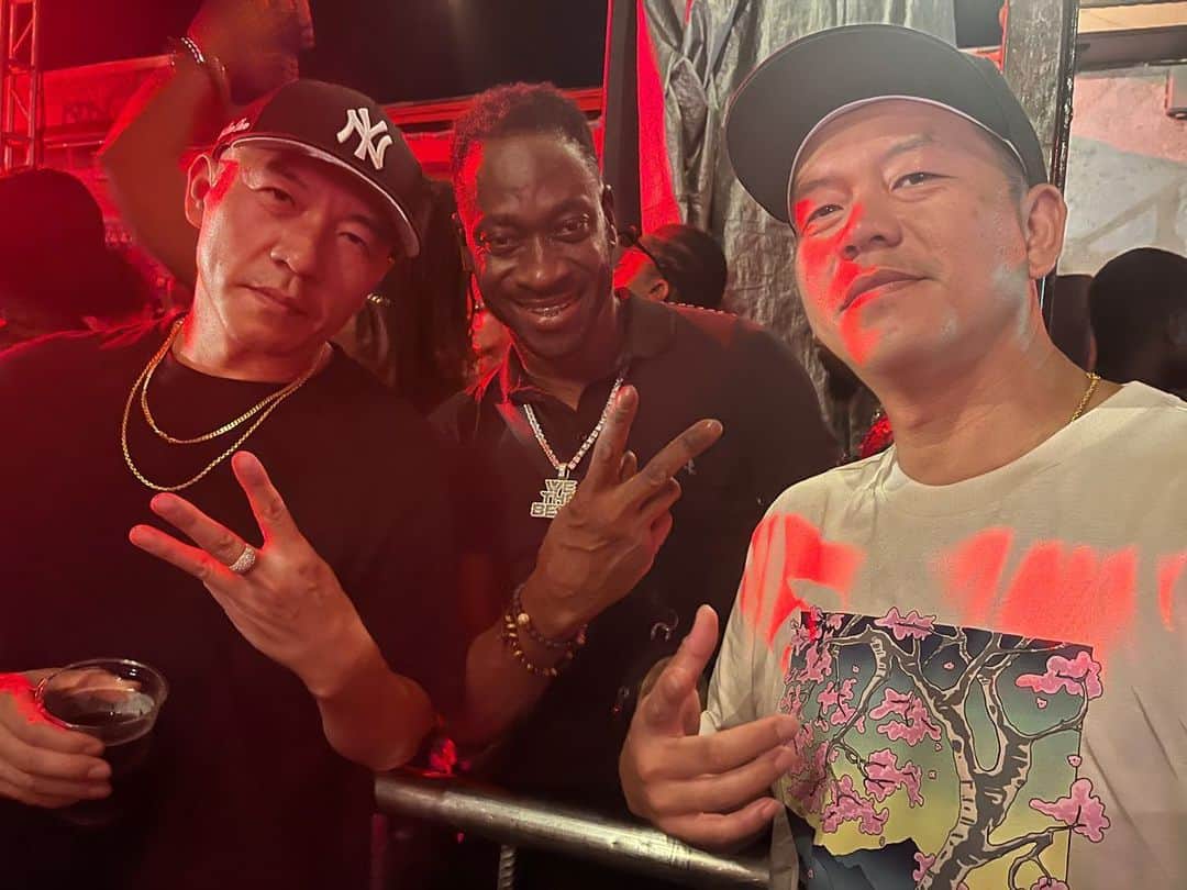 mastasimonのインスタグラム：「Big Respect to @1unogeneral for years on top of years ✊✊✊  久々の再会！クルーズやばかったな！ 引退ってもうレゲエとダンスホールやめるのか？とめっちゃチェックしてて嬉しいね。  Dancehall & Reggae fi Life !  #mightycrown #bountykiller  #weddyweddy」