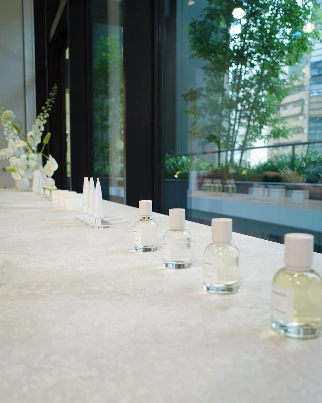 のインスタグラム：「LAURA MERCIER-BATH & BODY COLLECTION-  豊かな庭園、温かな大地、地中海から吹き込むほのかに甘い風を感じるバス&ボディコレクション🌿は心満たされる香りと今までにない上質な使用感で…贅沢なケアタイム…が叶うアイテムが勢揃い！  会場では4つの香りの中からお気に入りだった"ネロリ"を使いハンドでケア🫱🫲をして頂きました。みるみる明るく、透明感あふれる、潤いお肌に大感動。  全部良かったけど中でもボディ専用ゴマージュ(ボディウォッシュ)を使用したあとのすべすべ、なめらかなお肌には驚き！私、こんなにつるつるになれるの？って思っちゃったほど！  スクラブで不要な角質をオフしたあとはボディクリームでゆっくりやさしくマッサージ//これもまた美容液のような心地よさ…❤︎  @lauramercier 2023.9.6 on sale ⚫︎エクスフォリエイティング ボディウォッシュ ⚫︎アロマティック ボディオイル ⚫︎セラム ボディクリーム ⚫︎スフレ ハンドクリーム ⚫︎オードパルファム  会場を出てからもいい香りにふわりと包まれ、しあわせ気分な1日💠  忙しなく過ごす毎日の中でもこんな素敵時間を取り入れながら毎日をるんるん、うきうきした気持ちで過ごしていきたいな//またこのシリーズたちでケアする時間が楽しみで仕方ないっ☺︎☺︎☺︎  #mizukitotalbeauty #lauramercier #newitem #bodycare #ローラメルシエ #新作 #ボディケア #スクラブ #ボディクリーム」