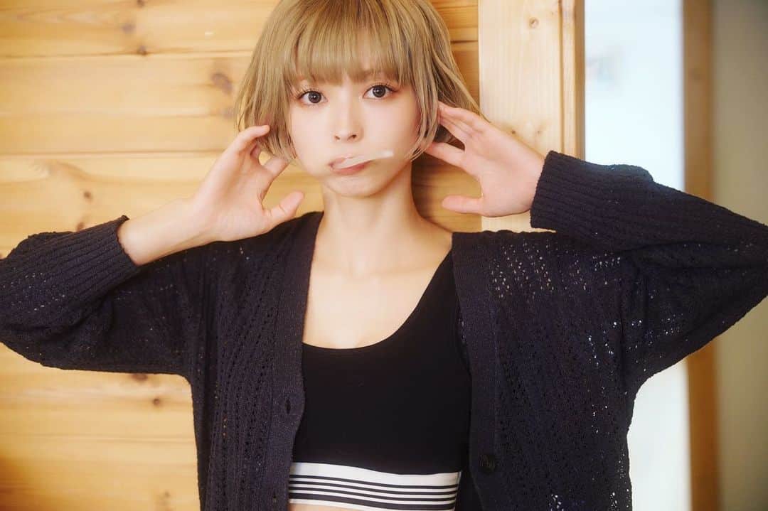 最上もがのインスタグラム：「これは昔からよくいわれるのだけど  「私なんかがコメントしても…」とか 「一方的に話しかけても…」とか遠慮してしまう子がいて でも私は昔からSNSのリプやコメント、手紙、全て読むようにしているから 一方的でもなんでもないんだよ〜、ていつも思ってる！ きみにとって「私なんか」だとしても 私にとってはとても心の支えになっていることも知ってて欲しい。☺️  前は握手会とか頻繁にあったから、その時に覚えていたかったり こちらから上手いこと話題をふりたかったからリプをメモったり こんな格好でいくね！とか送ってくれるから 答え合わせみたいなのをしていて 名乗られてないのに覚えてたら喜んでくれるかな？とか 本当に試行錯誤してて、今は現場がほとんどないから その時みたいに全てを把握しよう！てほどの 気力が今もある訳ではないけれど、それでもみんなが時間を使って反応してくれたこと、伝えてくれた事はちゃんと受け取りたくて、誹謗中傷が酷かった頃も負けたくなかったの。(妊娠・出産シーズンは暴言キツすぎてコメ欄閉じてたけど💦)  多分、一部の人は「言わなくても伝わってるでしょ！」てくらい 今も応援してるよって思ってくれてるんだろうけれど やっぱり言ってくれなきゃわからなくて。  でも私もどこかで、昔から言ってるし、そこまで反応しなくても みんなわかってくれてるでしょう？て自惚れていた面もあるから やっぱりちゃんと「伝わってるよ、ありがとう」ということは 今も伝えていかなきゃと思ったよ。  私のことを考えてる時間があることが本当に嬉しい。 無反応より、反応してくれることが嬉しい。 忘れないでいてくれることが嬉しい。 もちろん、反応しなくたって、応援してくれてる気持ちが嬉しい。  いつか、私を選ばなくなる日がきてもいい。 きみが幸せならそれでいい。 生きる理由がなかったら私を理由にしてくれてもいいんだよ。 重くもなんともないから。💪  アイドル時代のように目に見えて応援したくなるような活動をできてないし みんなの理想の『最上もが』とも変わってきてると思う。 未婚で出産して、シングルマザーになってることも 一部の人は凄く嫌だったと思う。 それは数字が現実を教えてくれた。  けれど、人は平等に歳を重ねて 一生同じなんてことはないから、考え方も少しずつ変わって 今まで不安に感じなかったことを 不安に感じるようになったり 許せなかった事が許せるようになったり 命には限りがあるという当たり前のことを 改めて実感する機会が増えていたり  永遠なんてないから、大事な時間を私につかってくれるのなら 私もきみのことを大切に思うよ。  そして、イベントに参加できなかったことを謝らないでね。 「ごめんね」という言葉は、喧嘩して仲直りしたかったり 自分が悪いことを自覚した上で使う言葉で そうじゃないことで謝られるのは私も申し訳ない気持ちになっちゃうんだ。 「昔のように応援できなくてごめんね」とかも言わなくていいの。 それなら、「今も活動してくれてありがとう」って言って欲しいな。  反応がみえることはわかりやすく嬉しいだけで それをしないことに対して責める気持ちも一つもないよ。 わかりやすいか、わからない、だけの違いで 「思っていても何も伝わらないだけ」。 伝えたいと思った時に、伝えてくれたら嬉しいです。😚  「いつか会いに行きます」の、「いつか」まで 私が活動できているかは全くわからないけれど それでも、まだしばらくは「最上もが」は存在するよ。  興味がない、より、ある方が嬉しい。  気になってくれてありがとう。 好きになってくれてありがとう。 好きでいてくれてありがとう。  たくさんのありがとうをみんなへ。」