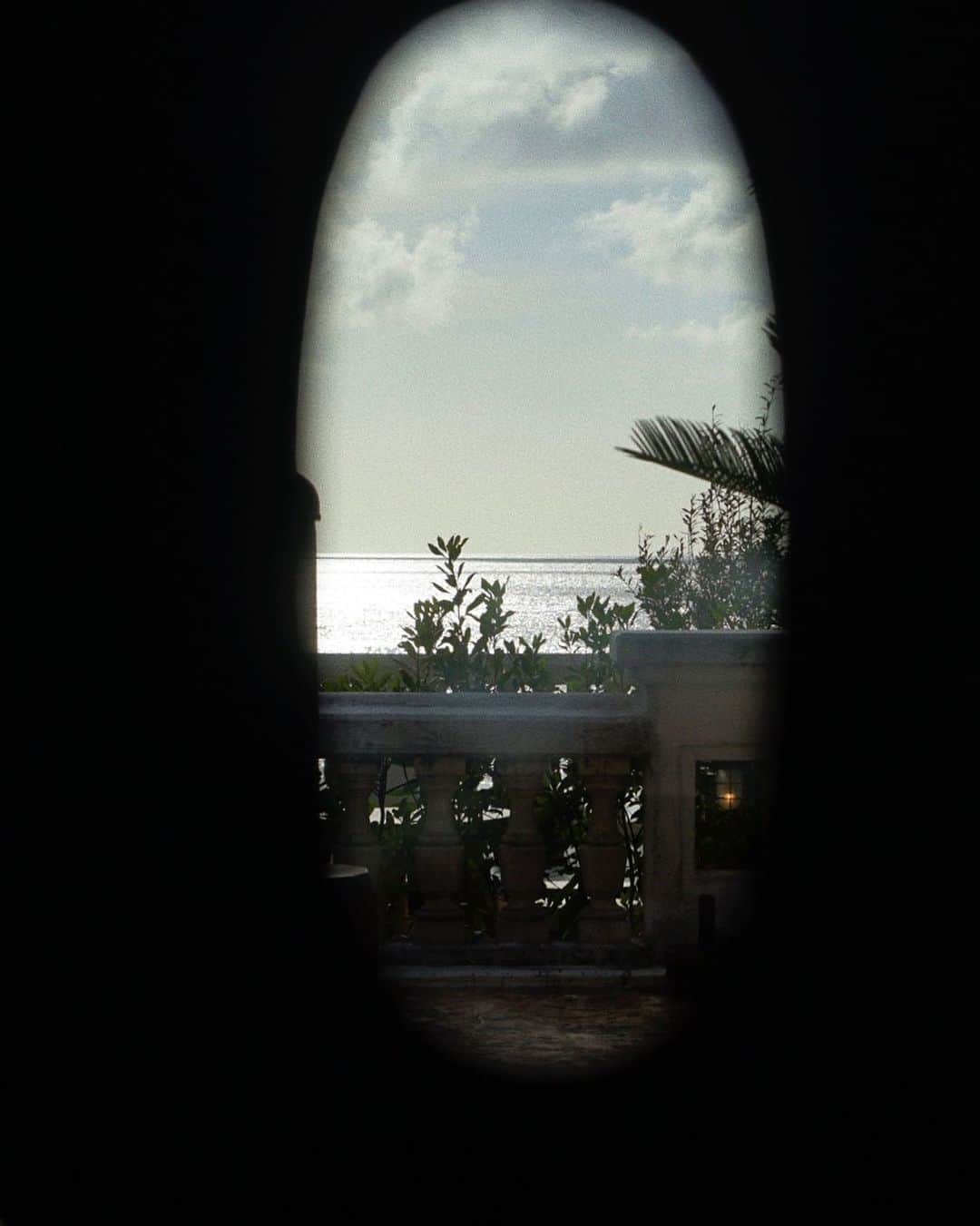 陣内勇人さんのインスタグラム写真 - (陣内勇人Instagram)「. 額縁がかわると いつも見る、海も空も、また違った。」7月27日 20時18分 - hayato.jinnouchi