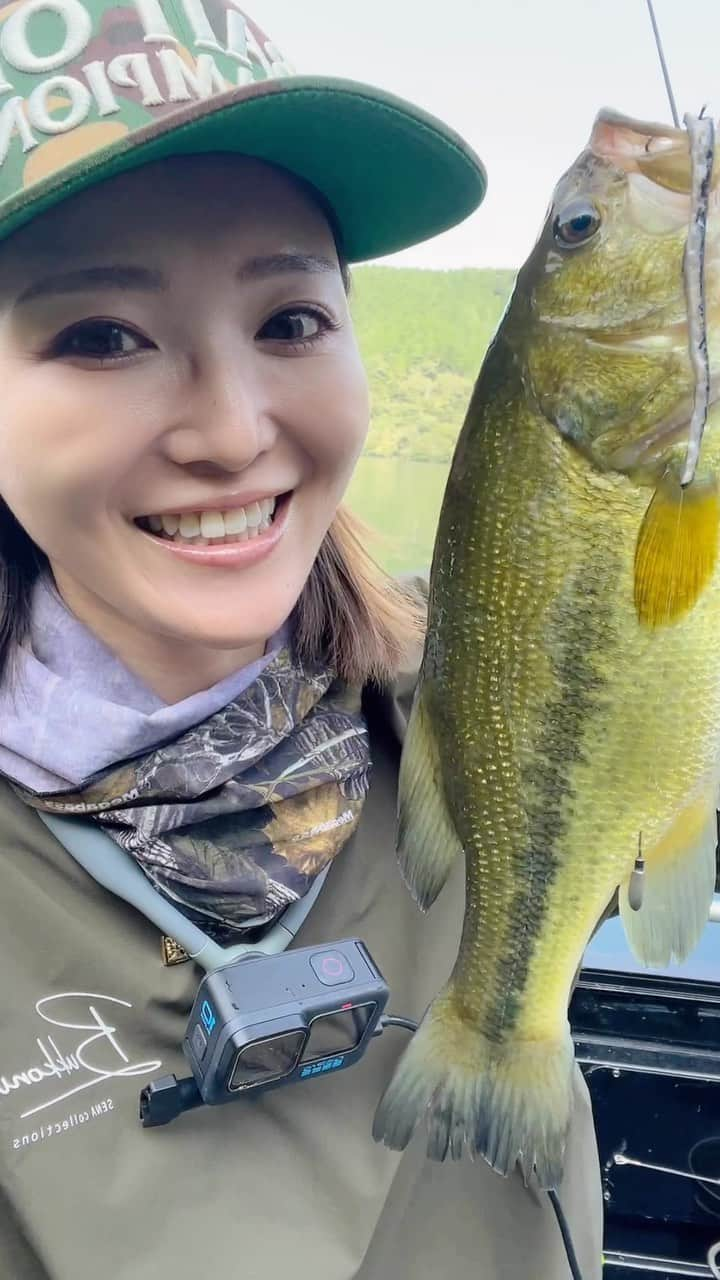 疋田星奈のインスタグラム：「初めましての芦ノ湖バス🐟 数釣れて楽しすぎた🫶 まずポイントの名前覚えたい。笑  #釣り #芦ノ湖 #バス釣り #バスフィッシング #バスプロ」